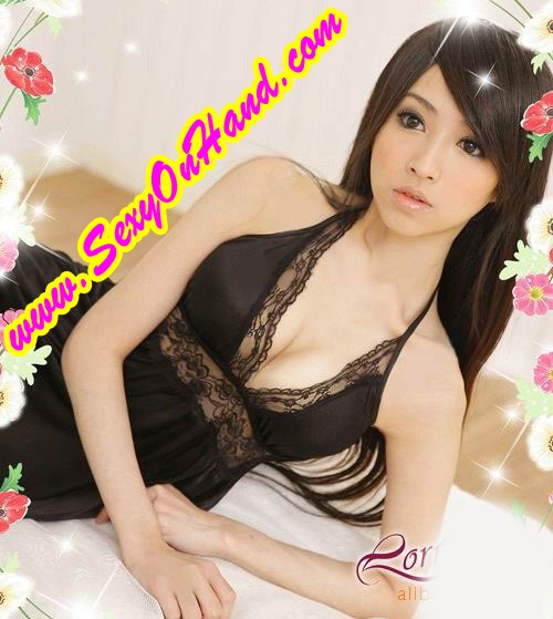 ชุดนอนเซ็กซี่ คล้องคอ ผ้าไหมเทียมดำลื่น ผ้านุ่ม เย็นสบาย คล้องคอ เล่นขอบลูกไม้ช่วงอก และช่วงต่อระหว่างอกกับกระโปรง +พร้อมจีสตริง เข้าชุด