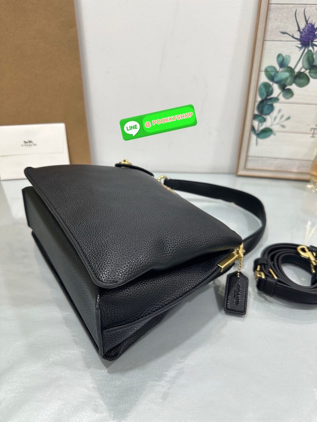 Coach C0698 เรียบแต่เฉียบทุกองศา ความคลาสสิกที่แฝงไว้ด้วยกลิ่นอายความเท่ ดีไซน์ทรงเหลี่ยมจับถนัดมือ ใส่ของจำเป็นได้ครบ เหมาะกับวันทำงาน หรือวันเดินเล่นสบาย ๆ ถือลุคคุณหนู หรือสะพายแบบสาวชิคก็ลงตัว
