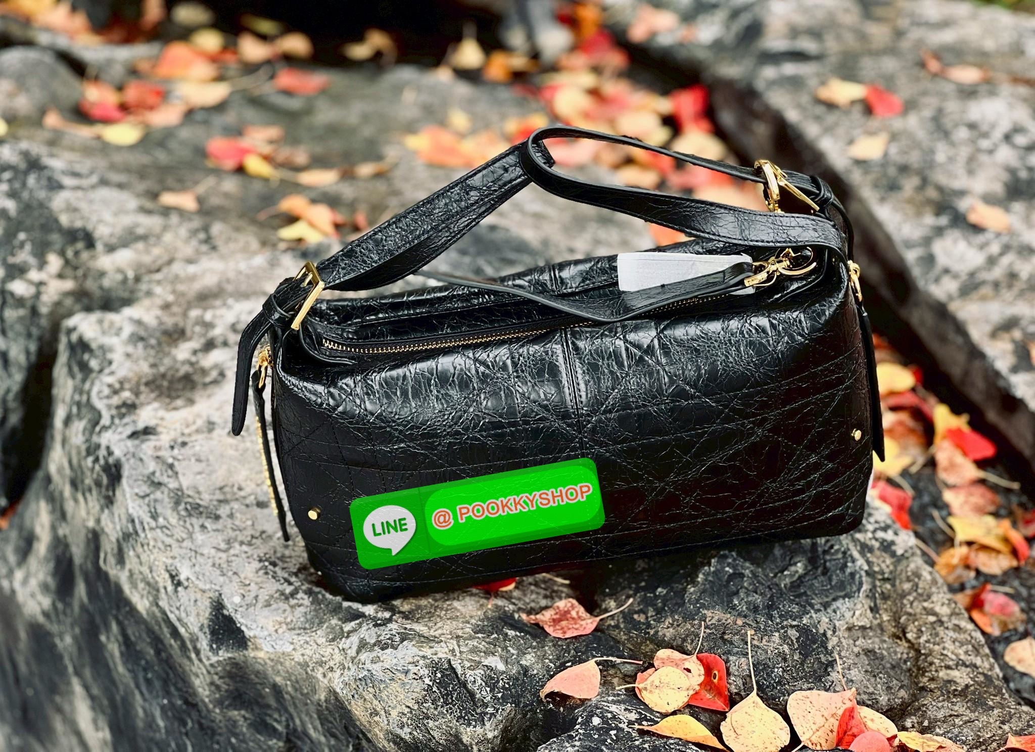 📸New Arrival!🎉 ล่าสุดรุ่นเดียวกับที่Jisoo ใช้เลยค่าา👏 Christian Dior D-journey bag #สวยจริงไม่จกตาค่า‼️ 📌มาพร้อมน้อง My melody แท้ราคา 490฿Free! 📣พร้อมส่ง! จำนวนจำกัด ผลิตออกมาน้อยมากๆเลยค่ะ! พร้อมสวยไปกับกระเป๋าดีไ