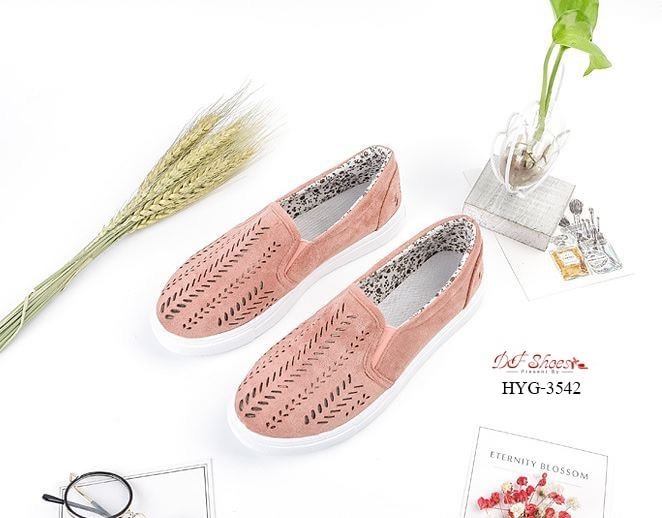 สินค้าพร้อมส่ง รองเท้าลำลองนำเข้า วัสดุผ้าสักหลาดฉลุ ระบายอากาศดี ด้านในซับในด้วยผ้า พื้น PU กระชับเท้าค่ะ