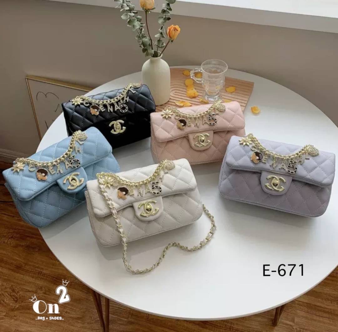 กระเป๋าสะพายชาแนล ทรงคลาสสิคเปิดหน้าอะไหล่สีทอง งานสไตล์แบรนด์ สายสะพายยาวครอสบอดี้ได้ค่ะ พร้อมส่ง 5 สีค่ะ