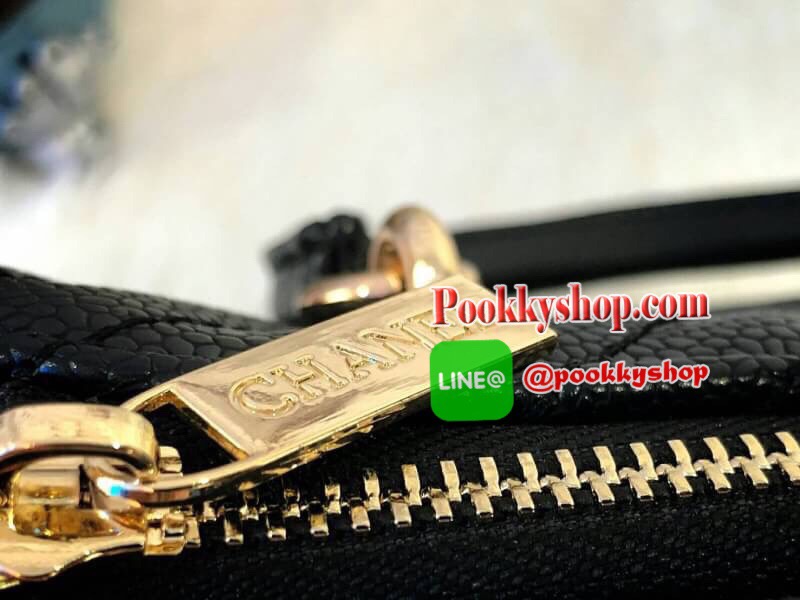 Chanel Bag กระเป๋าทรงหมอน วัสดุหนัง ลาย v สัมผัสนิ่มมือ ทนทาน น้ำหนักเบา เปิด-ปิดด้วยซิปอะไหล่ทอง มีสายยาว ภายในมีช่องใส่ของจุกจิก และซิปใหญ่ อีก1 ช่อง จุของได้เยอะ น้ำหนักเบา ซื้อใช้เองหรือฝากเป็นของขวัญก็สุดคุ้มค่ะ สวยมากงานดีสุดจากเคาท์เตอร์ต่างประเทศ