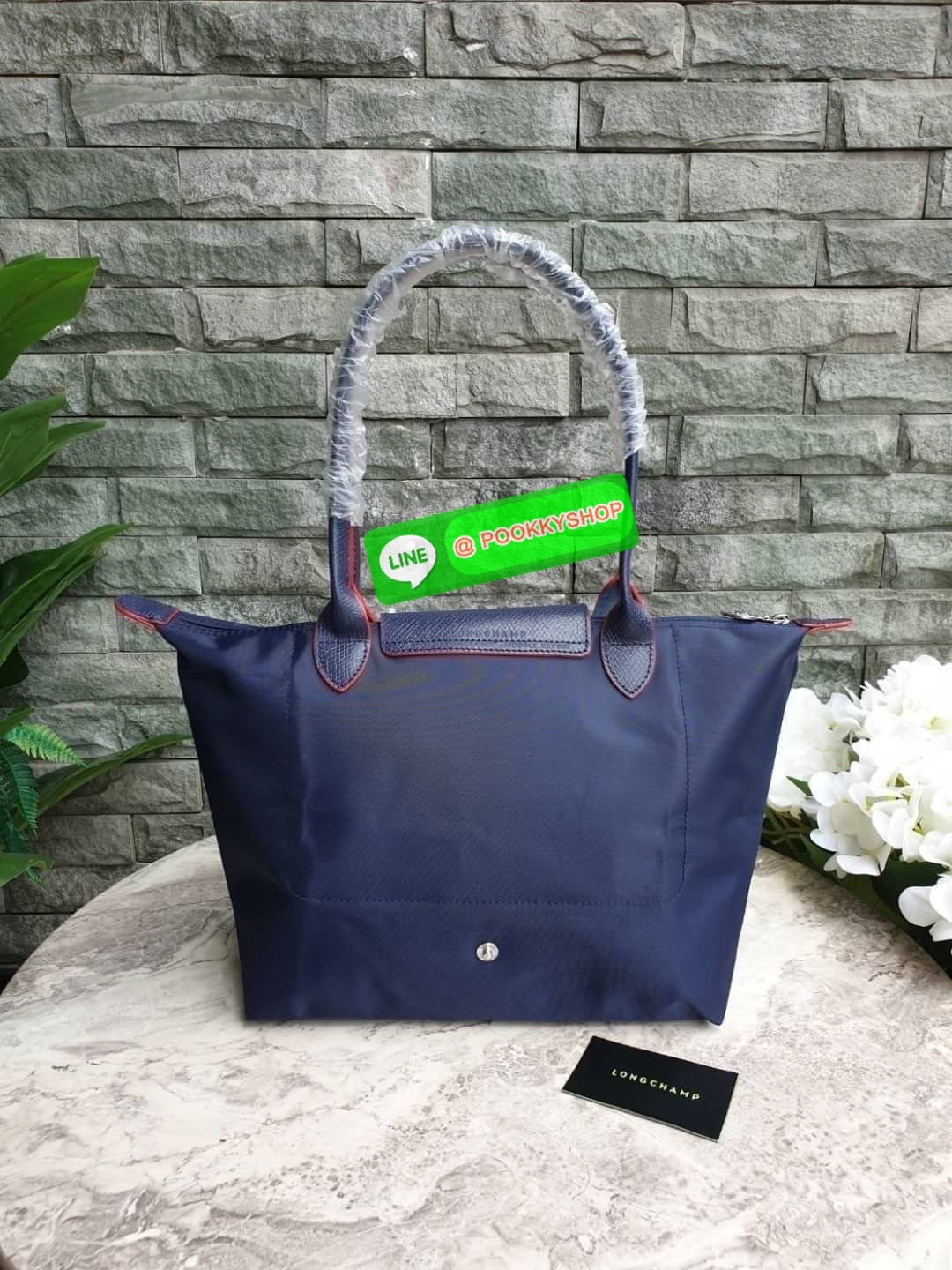 Longchamp Le Pliage Club Tote Bag Size S หูยาว วัสดุเนื้อผ้า Nylon Canvas เคลือบกันนำ้ ตัดด้วยหนังแท้ที่มีน้ำหนักเบา ดีไซน์เรียบง่ายแต่เต็มไปด้วยความคลาสสิก จนเป็นที่ชื่นชอบไปทั่วโลก Longchamp ปรับโฉม LE PLIAGE ด้วยการปักลายรูปม้า-ตราสัญลักษณ์ของแบรนด์บนผ