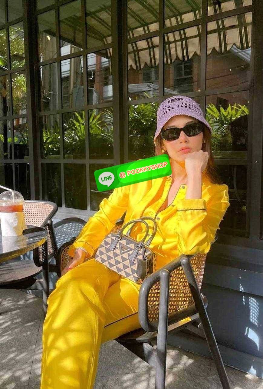 ✴️ห้ามพลาด!✴️PRADA FABRIC MICRO BAG VIP GIFT WITH PURCHASE (GWP) กระเป๋าพรีเมี่ยมกิ๊ฟ Limited จาก PRADA DUTYFREE COUNTER โดดเด่นที่วัสดุ Jacquard Fabric Micro ดีไซน์สวยคลาสสิคขนาดกำลังดี หูกระเป๋าประดับTagแบรนด์ถอดออกได้ ภายในมีโลโก้ ใส่มือถ