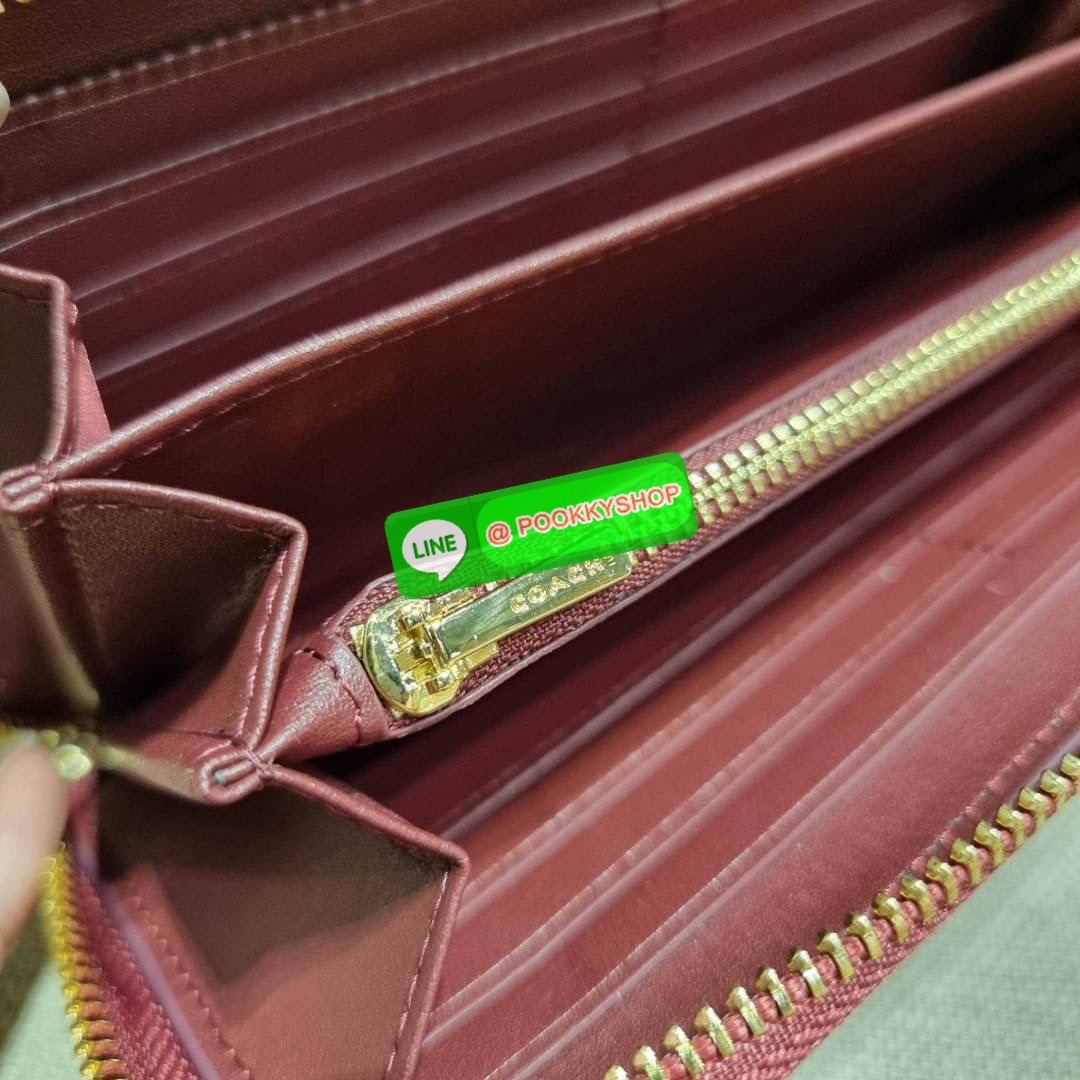 COACH C7360 LONG ZIP AROUND WALLET IN SIGNATURE LEATHER พร้อมเสิร์ฟความเลิศหรู ไม่ต้องรอพรีฯ ใหม่ล่าสุด กระเป๋าสตางค์ใบยาวกึ่งคล้องมือ สีคลาสสิค ขายดี ถือใช้คือขับผิวสุด!! วัสดุหนังแท้ปั๊มลายนูนสวยคม มาพร้อมสายคล้องมือ ถอดออกได้ ภายในใส่บัตรได้เยอะ มีช่อง