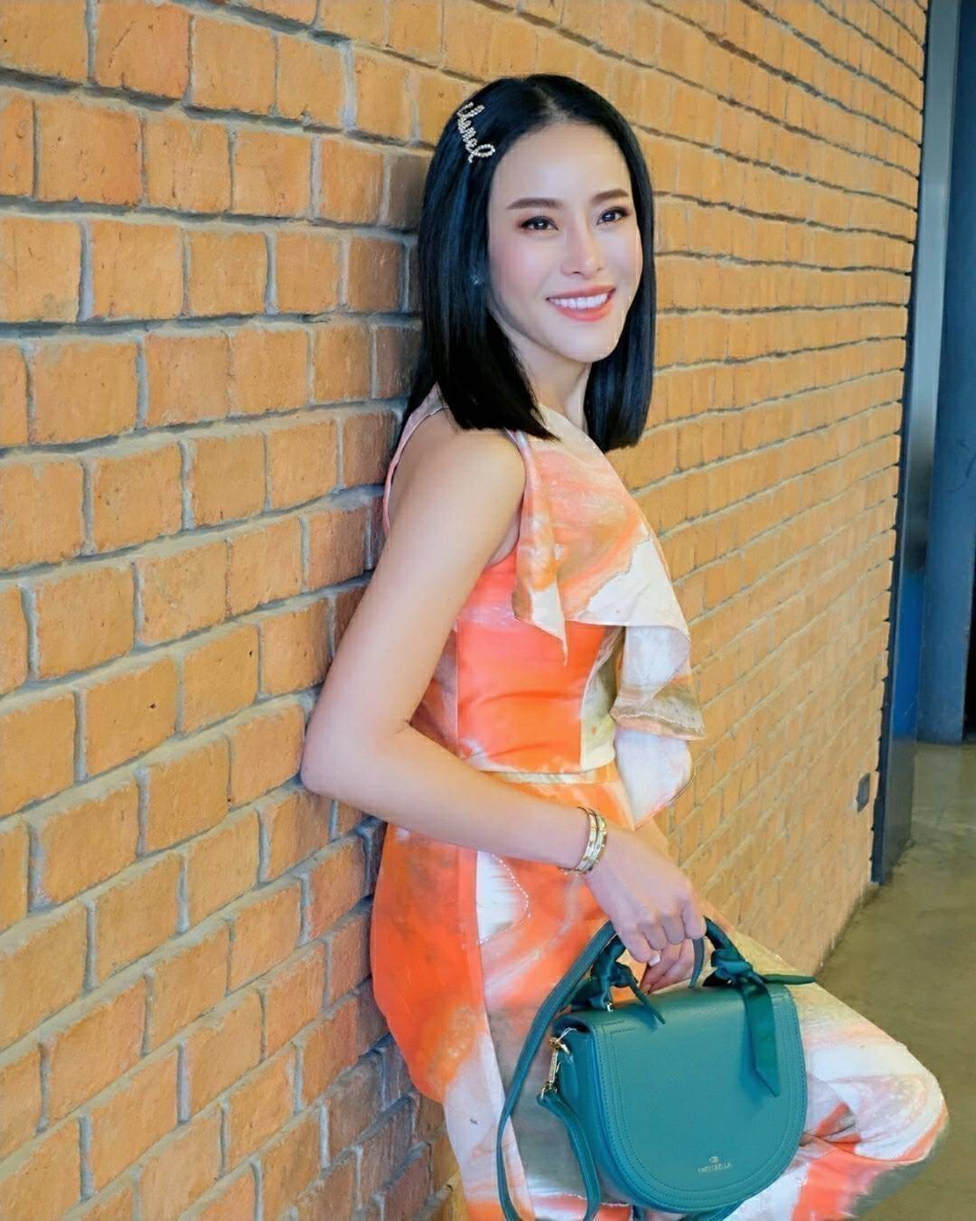 รุ่นแม่หนิง พร้อมส่ง กระเป๋าแบรนด์ CICELLE (ซี-เซล) สไตล์ Modern Luxury รุ่นแม่หนิง 🎀หนัง PU PREMIUM 🎀หนังเรียบเนียนสวยมากค่ะ 🎀มีสายสะพายยาวปรับระดับได้