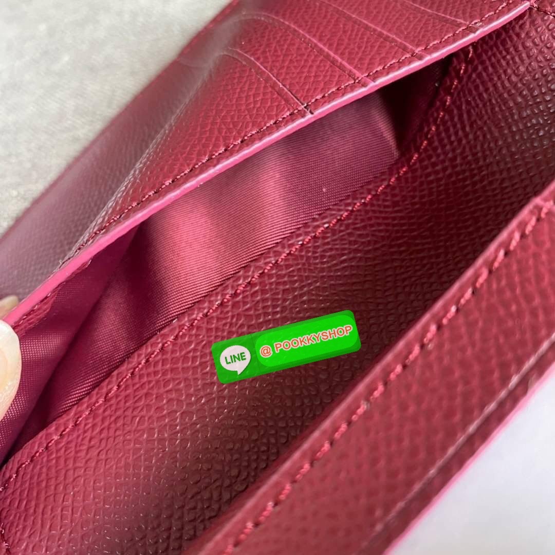 COACH 6390 MEDIUM CORNER ZIP WALLET กระเป๋าสตางค์ใบกลาง สีพื้นเรียบหรู วัสดุcrossgrain ภายในมีช่องใส่บัตรและธนบัตรได้ทุกชนิด มีช่องซิปใส่เหรียญ ขนาดกะทัดรัดพกพาง่าย คนชอบจัดระเบียบกระเป๋าสตางค์แนะนำเลยจ้า