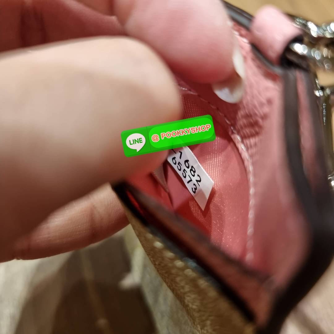 กระเป๋าใส่บัตรคล้องคอ Coach card holder ราคาพิเศษสุดๆ!!! ของหายาก!! ง่ายๆแบบไม่ธรรมดา!! คลาสสิคแต่มีดีเทลโดดเด่น!! กระเป๋าถนอมบัตร พร้อมสายคล้องคอ ดีไซน์ลวดลายสวย ดูดีทุกแบบ ใช้งานง่าย พกพาสะดวก จะใส่บัตรพนักงาน บัตรเครดิต บัตรปชช. ใบขับขี่ และบัตรอื่นๆที