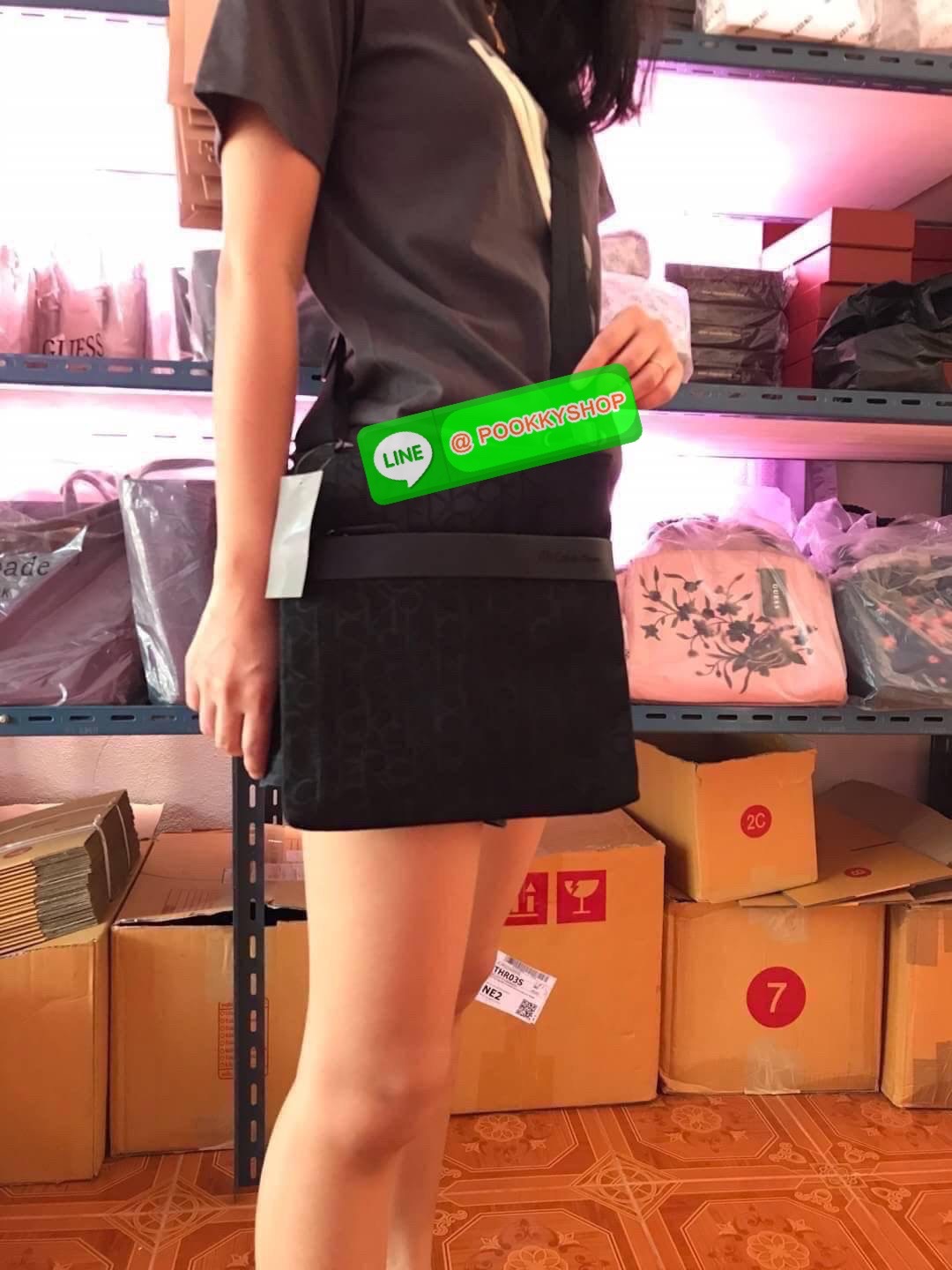 CALVIN KLEIN JEANS CROSSBODY BAG กระเป๋าสะพาย Ck Jeans รุ่น Limited Edition น่าสะสมค่ะ ลายแบรนด์เป็นซิกเนเจอร์รอบใบ เปิด-ปิดด้วยซิป ด้านในโล่งกว้างมีช่องซิปและช่องใส่ของจุกจิก ด้านหลังมีช่องซิปเก็บของอีก 1 ช่อง ขนาดกำลังดีใส่มือถือได้ทุกรุ่น สายสะพายปรับไ