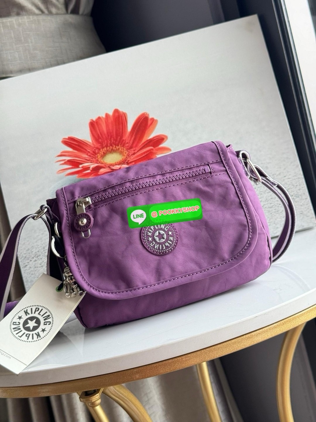 Kipling Sabian Crossbody Mini Bag (AC8280) เป็นอีกหนึ่งกระเป๋าขนาดกะทัดรัด สามารถจัดเก็บของได้เป็นระเบียบ และใส่สิ่งของจำเป็นได้มากกว่าที่คิด โดยมีช่องใส่ของมากมายทั้งด้านหน้า 1 ช่อง ด้านในของกระเป๋า 2 ช่อง อีกทั้งสายสะพายยังสามารถปรับความสั้นยาวได้ตามต้อ