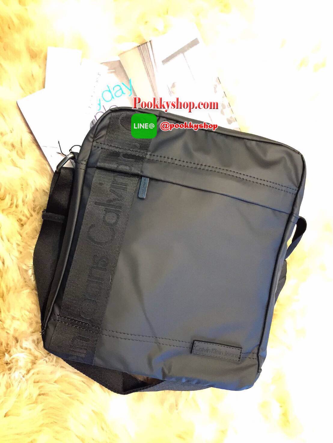 Restock! "CALVIN KLEIN" JEANS CROSSBODY BAG (Size L) กระเป๋าสะพายรุ่น Limited Edition จาก Calvin Klein Jeans วัสดุ Nylon + Polyester 100% คุณภาพดีเนื้อนิ่มน้ำหนักเบา กันน้ำ ด้านหน้ามีโลโก้ Calvin Klein Jeans พร้อมช่องซิป1ช่อง เปิดปิดด้วยซิปสะดวก