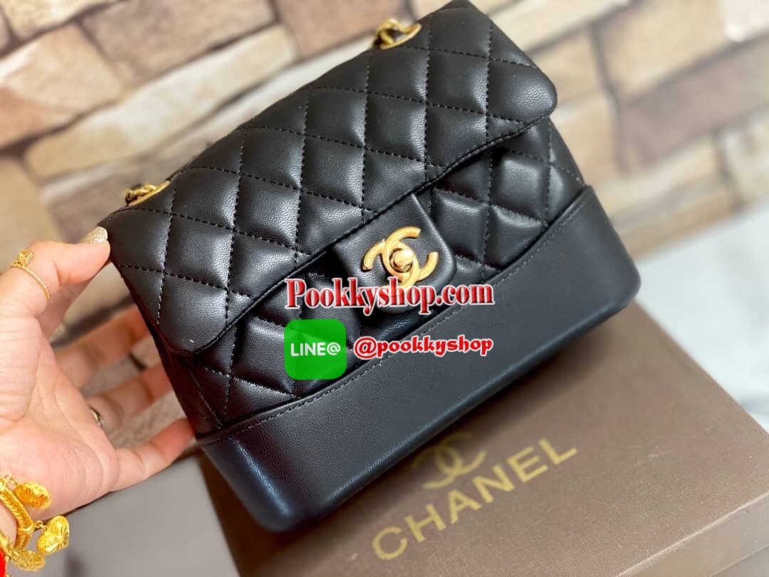 VIP CHANEL RING BAG กระเป๋าถือ / สะพายข้าง วัสดุหนังแกะลายตาราง ด้านหลังมีช่องใส่ของ เปิดปิดด้วยตัวล็อค ใส่ของได้พอสมควรค่ะ เช่น iPhone plus /กระเป๋าเงินใบสั้น-กลาง และของจุกจิกอื่นๆ สายสะพายเก็บด้านในได้ สะพายได้ 2 แบบ สวยเรียบเก๋ ต้องยกให้ใบนี้เลยค่ะ