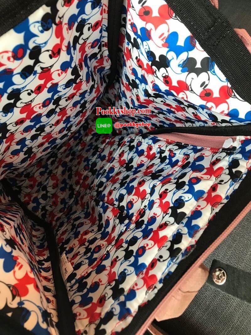 ANELLO MICKEY LIMITED EDITION DT-G001รุ่น Classic เป็นการทำงานร่วมกันระหว่าง Anello กับDisneyอีกครั้ง ภายใต้ตัวการ์ตูนมิกกี้ คอลเลคชั่นพิเศษ กระเป๋าเป้สะพายหลัง วัสดุ polyester ที่มีความหนาแน่นสูงที่เป็นที่นิยม พิมพ์โลโก้Anelloสีขาวบนด้านบนหน้ากระเป๋า ให้