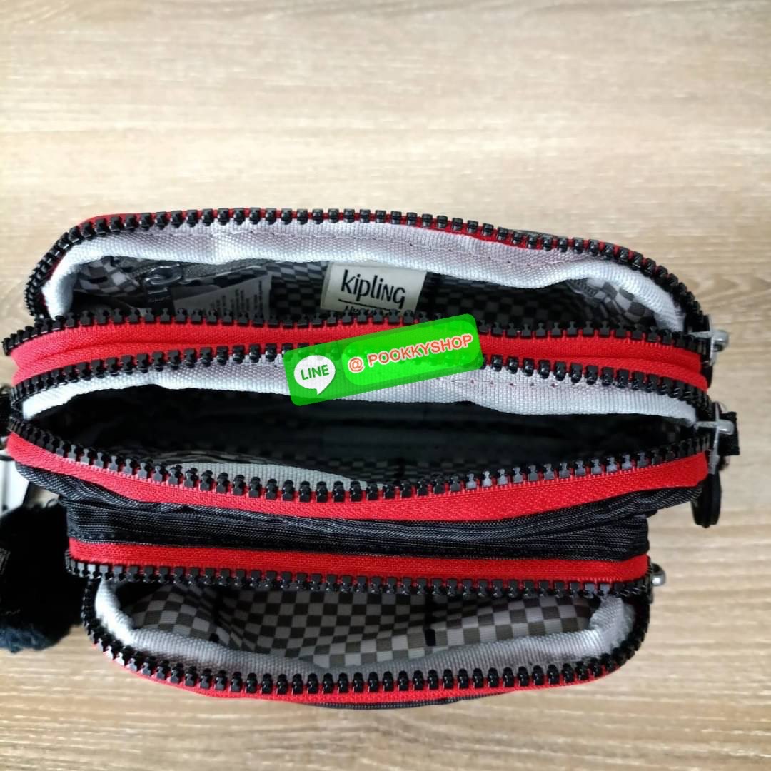 KIPLING Monkey program Seoul up clutch & sling bag รุ่น 2 ซิป (ขนาด 7 นิ้ว) กระเป๋าคล้องมือ หรือ สะพายข้าง ขนาดเล็ก วัสดุ Nylon & Polyester 100% ใช้งานได้ 2 รูปแบบ มีสายสลับเปลี่ยนได้ทั้งแบบคล้องมือ และ สะพายข้าง ตามโอกาสการใช้งาน