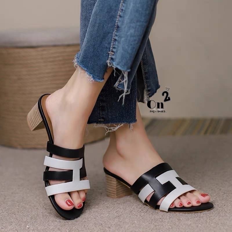 Hermes amica พร้อมส่ง รองเท้าส้นสูง Hermes ดีไซน์หนังทูโทนสายสลับงานสวยเรียบหรูดูดีมากค่ะ สูง 2.5"กำลังดีใส่สบาย พื้นปั้มแบรนด์