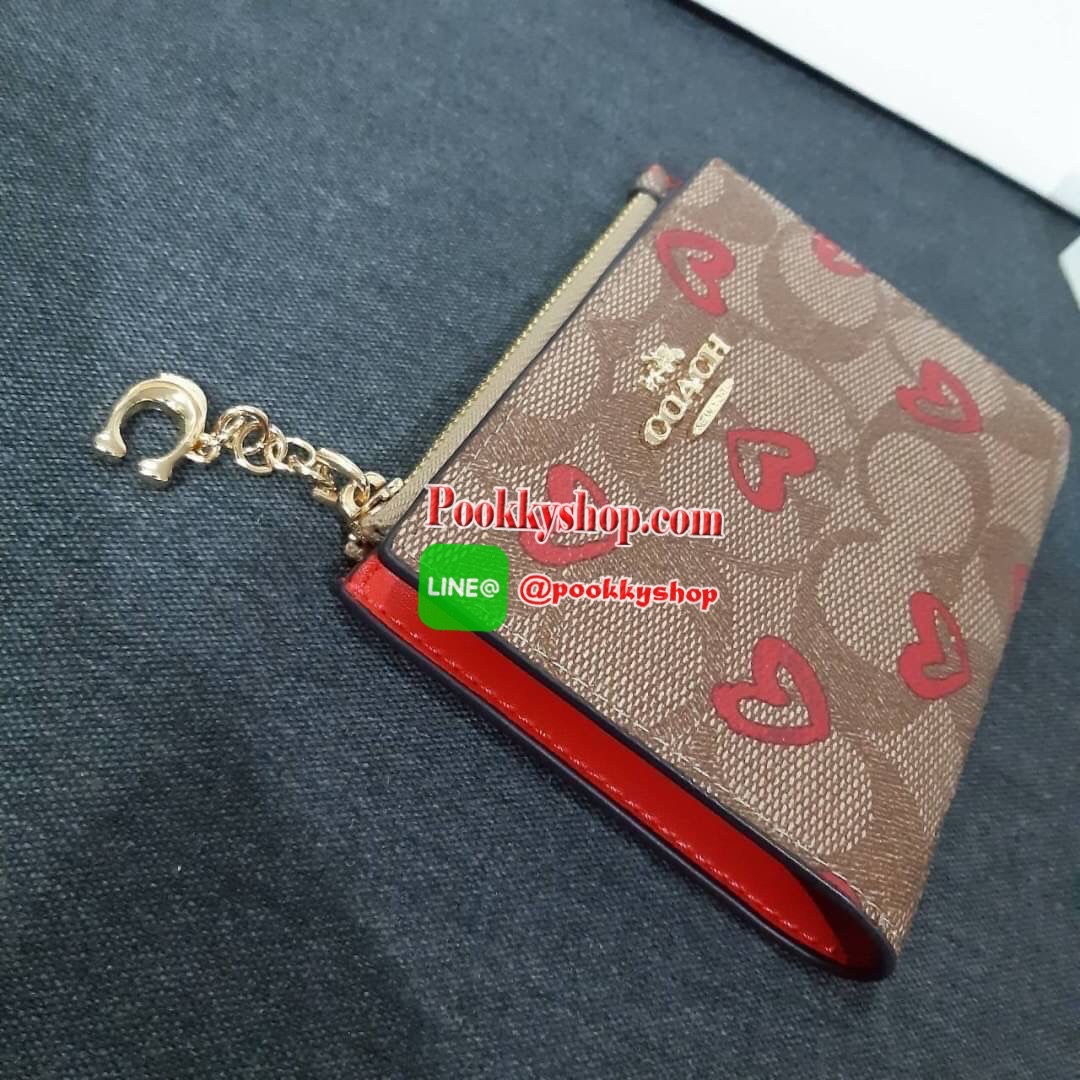 COACH 91058 SNAP CARD CASE WITH CRAYON HEARTS PRINT กระเป๋าสตางค์เก็บบัตร ลายปริ้นท์หัวใจเพ้นท์ ♥️ น่ารักน่าใช้ วัสดุหนังแคนวาสเคลือบ เปิด-ปิดด้วยกระดุม ภายในมีช่องใส่บัตร และใส่ธนบัตรได้ พร้อมช่องซิปแยกใส่เหรียญได้อีก พกพาง่าย สะดวก ไม่กินพื้นที่ก