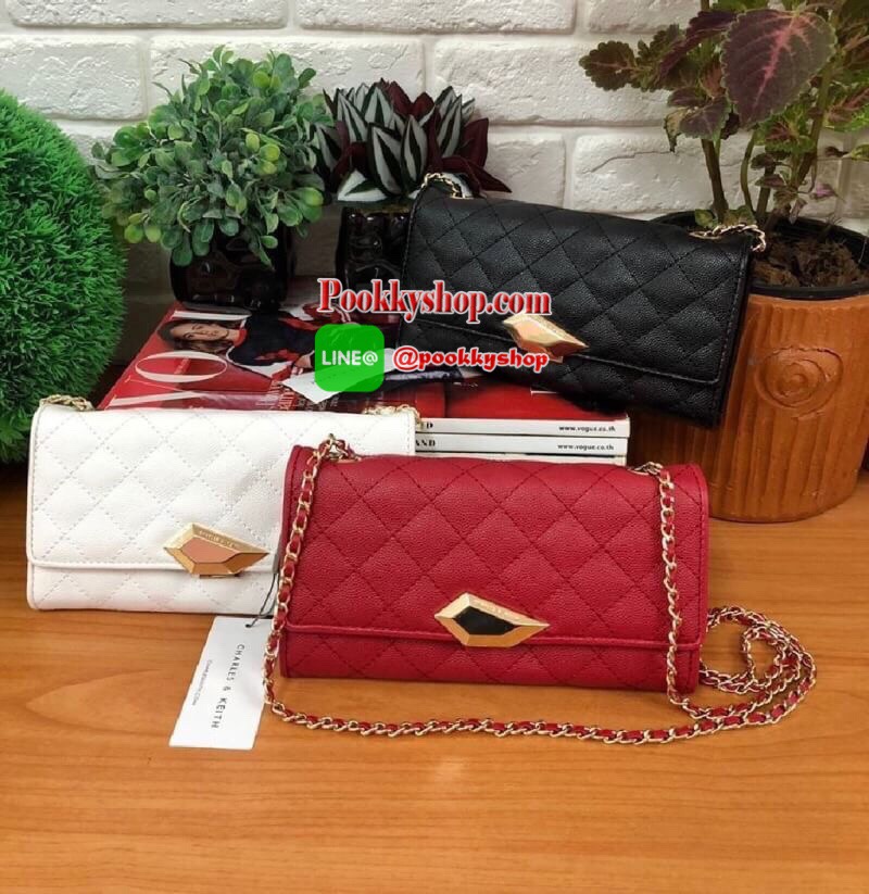 Charles&Keith Quilted Chain Wallet กระเป๋าสตางค์ใบยาว วัสดุลายหนังคาเวียร์ เปิด-ปิดด้วยตัวกดล๊อก ด้านในมีช่องซิปใส่เหรียญ ช่องใส่บัตร ช่องใส่ธนบัตร ใส่ iphone7+ได้ มาพร้อมสายยาว 102 cm.สามารถถอดสายออกได้ (ปรับสายไม่ได้)