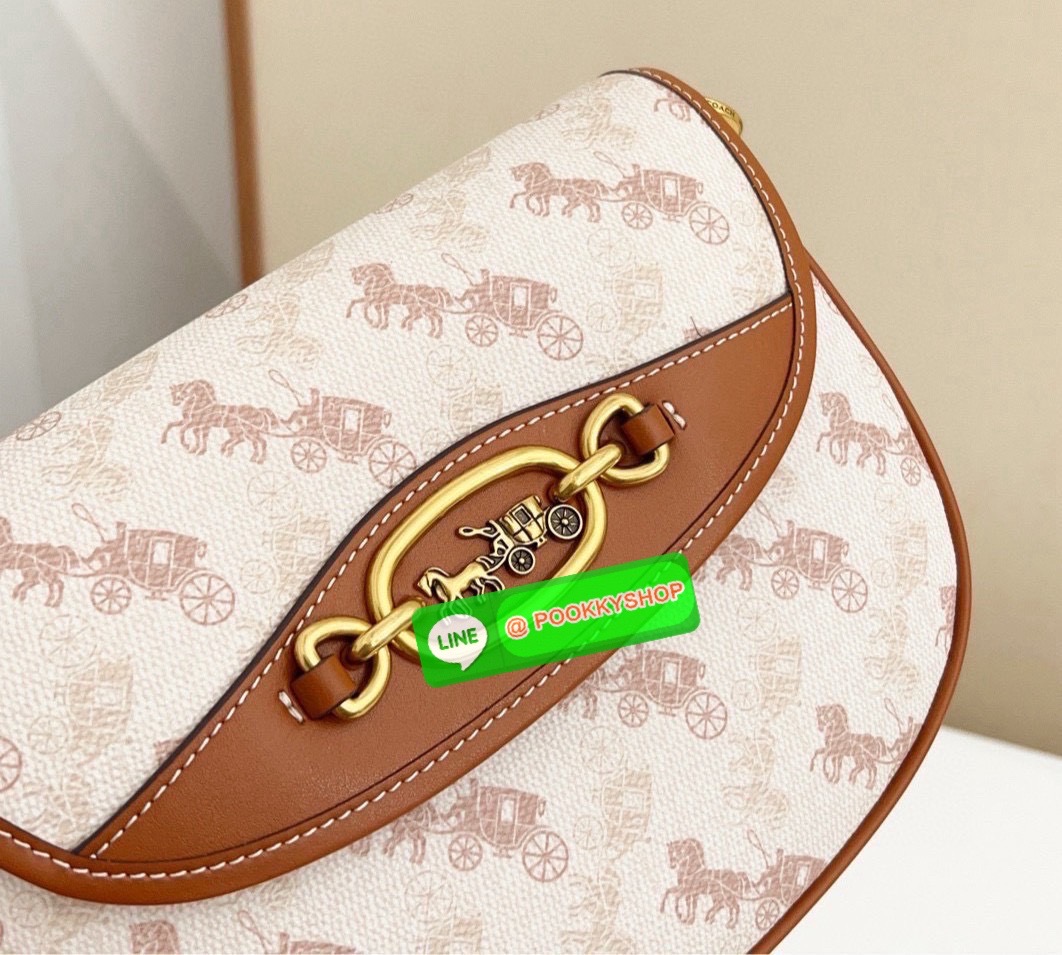 “Elegance in motion.” Coach CR512 Harley Crossbody – กระเป๋าสะพายข้างที่ผสานความหรูหราและความคลาสสิกได้อย่างลงตัว วัสดุคุณภาพเยี่ยม ผสมผสานระหว่างผ้าแคนวาสเคลือบลายซิกเนเจอร์และหนังเรียบ ลาย Horse and Carriage ที่ด้านหน้า เพิ่มความน่ารักและโดดเด่น เหมาะสำ