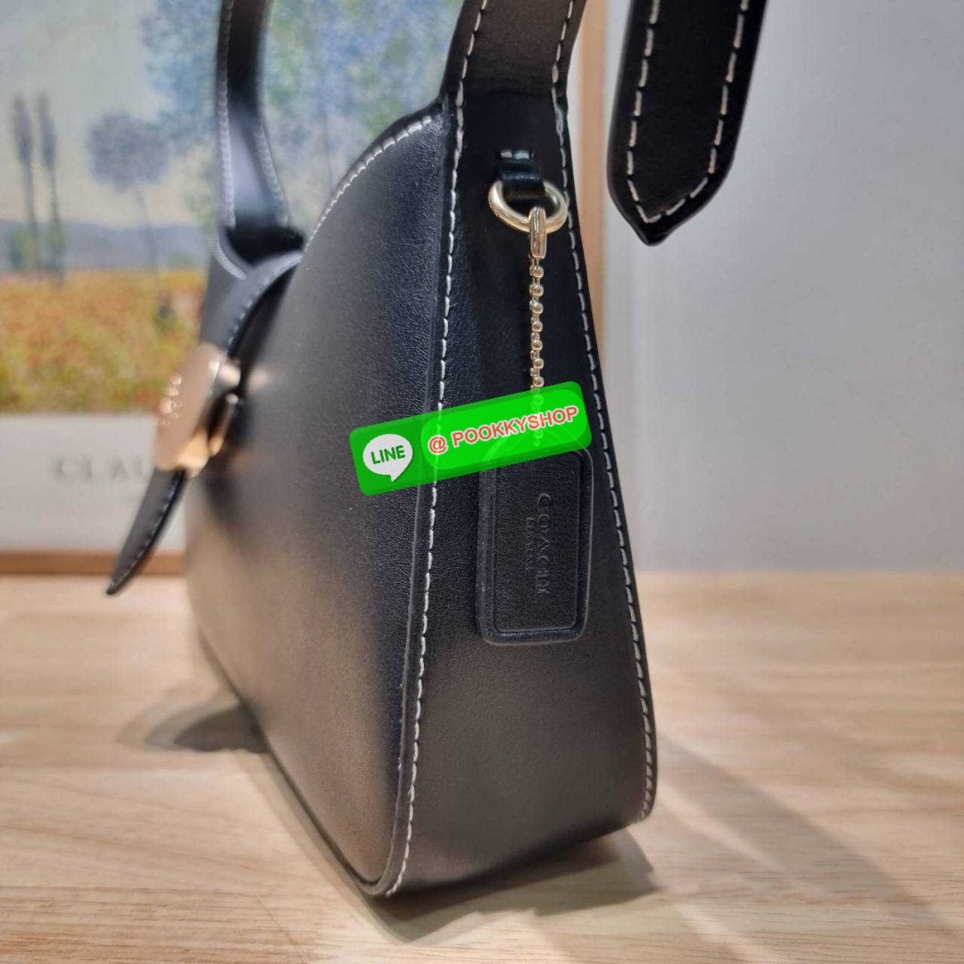 COACH CR533 ELIZA SHOULDER BAG 🔅 Details ใหม่ล่าสุด กระเป๋าสะพายไหล่ทรงโฮโบสุดหรู ดีไซน์โลโก้แบบใหม่และหรูหรายิ่งขึ้น คงความคลาสสิคและวินเทจ เปิด-ปิดด้วยสายคาดแบบกระดุมแม่เหล็ก ภายในเป็นช่องโล่ง แบ่งสัดส่วนไว้อย่างดี มีทั้งช่องใส่บัตร และช่องซิป ส