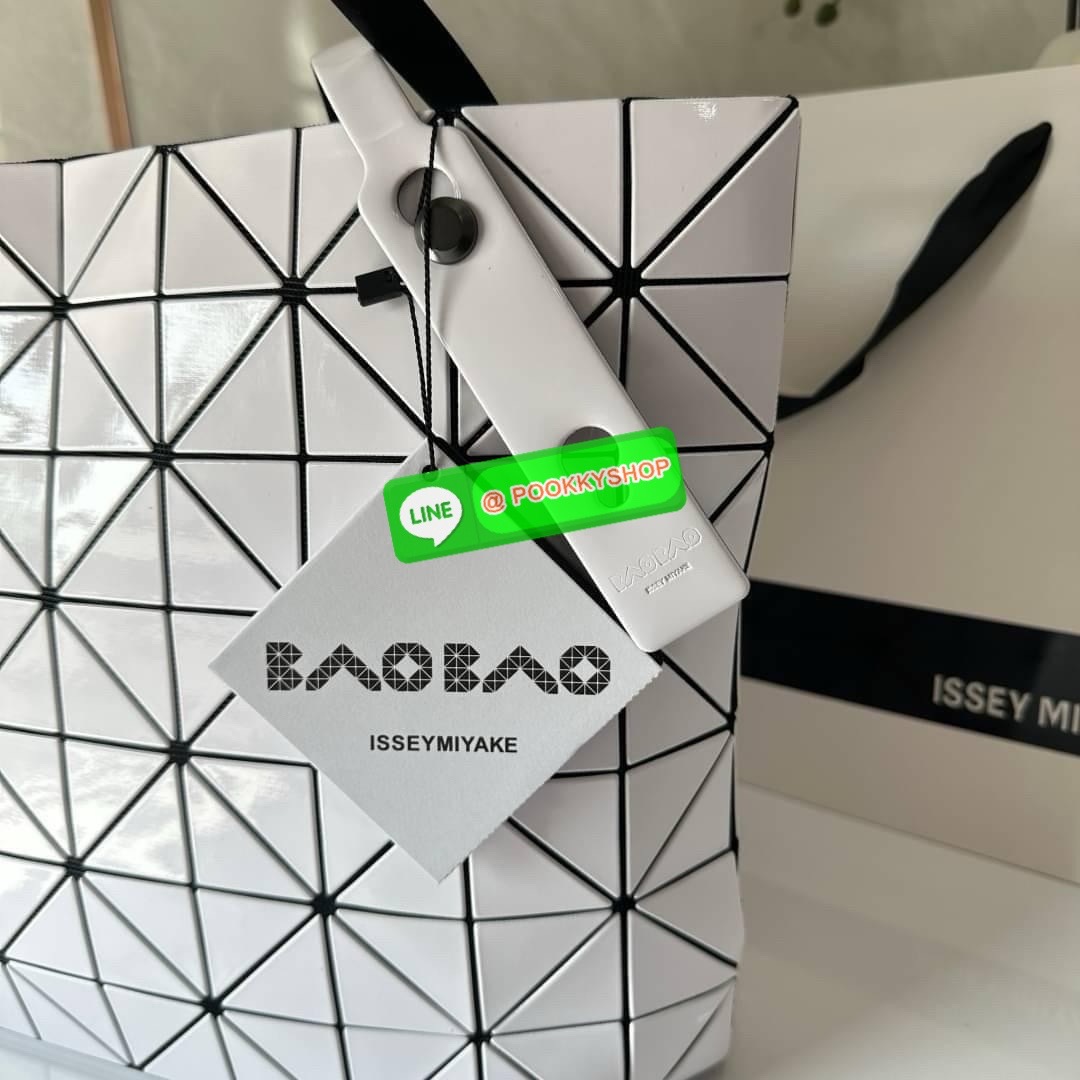 Bao bao Issey Miyake Rock Matte กระเป๋า Bao Bao ซีรีส์นี้จะเป็นทรงสี่เหลี่ยมผืนผ้าและทรงสี่เหลี่ยมจัตุรัส น้ำหนักเบา มีซิปปิดด้านบน ถือเป็นรุ่นที่เหมาะกับการใช้งานในชีวิตประจำวัน สามารถพับมุมและบริเวณด้านล่างของกระเป๋าเพื่อเพิ่มความสะดวกสบายในการใช้งาน ทั