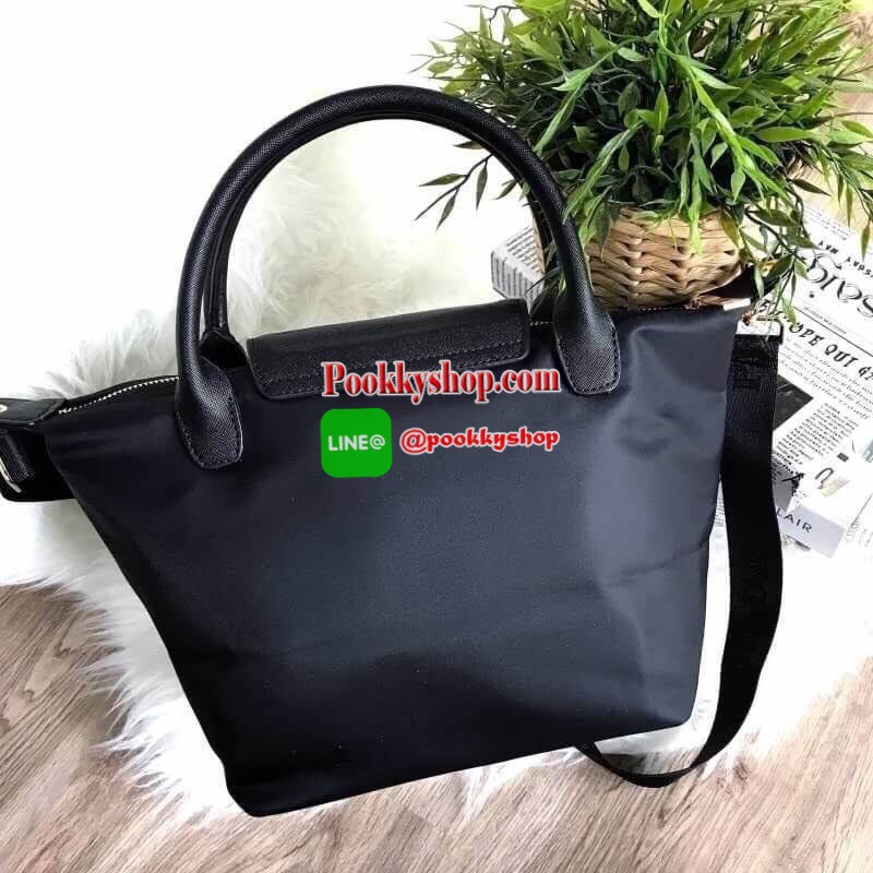 Don't Miss! PRADA NYLON BAG WITH ZIP VIP GIFT WITH PURCHASE กระเป๋าถือหรือสะพายสไตล์ Longchamp GWP พรีเมี่ยมกิ้ฟจากเคาน์เตอร์แบรนด์ Limited edition วัสดุ Nylon เนื้อหนาคุณภาพดีตามแบบฉบับแบรนด์ด้านหน้าประดับโลโก้หรู เปิดปิดด้วยฝาปิดและซิป ภายใน Polyes