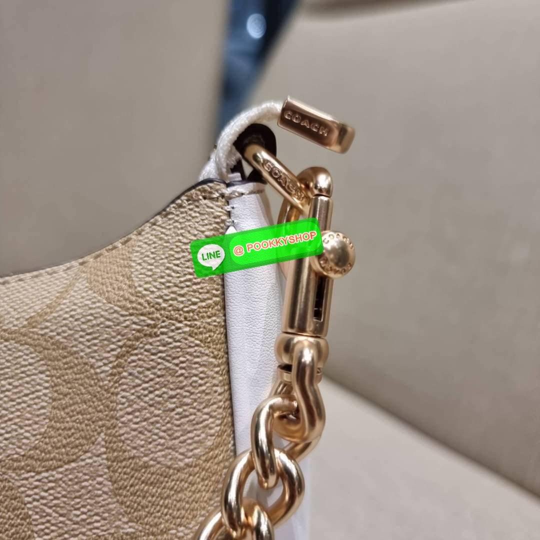 COACH CA548 TERI SHOULDER BAG IN SIGNATURE CANVAS คอลเลคชั่นใหม่ล่าสุด ที่สาวๆรอคอย กระเป๋าสะพายไหล่กึ่งทรงพอช พร้อมเสิร์ฟความสวยถึงบ้านไปเลยก่อนใคร แบบไม่ต้องพรีฯ ด้วยดีไซน์คลาสสิคที่แอบแฝงความเรียบหรู มาพร้อมสายสะพาย 2 เส้น เป็นสายโซ่คล้องแขนและสายสะพาย