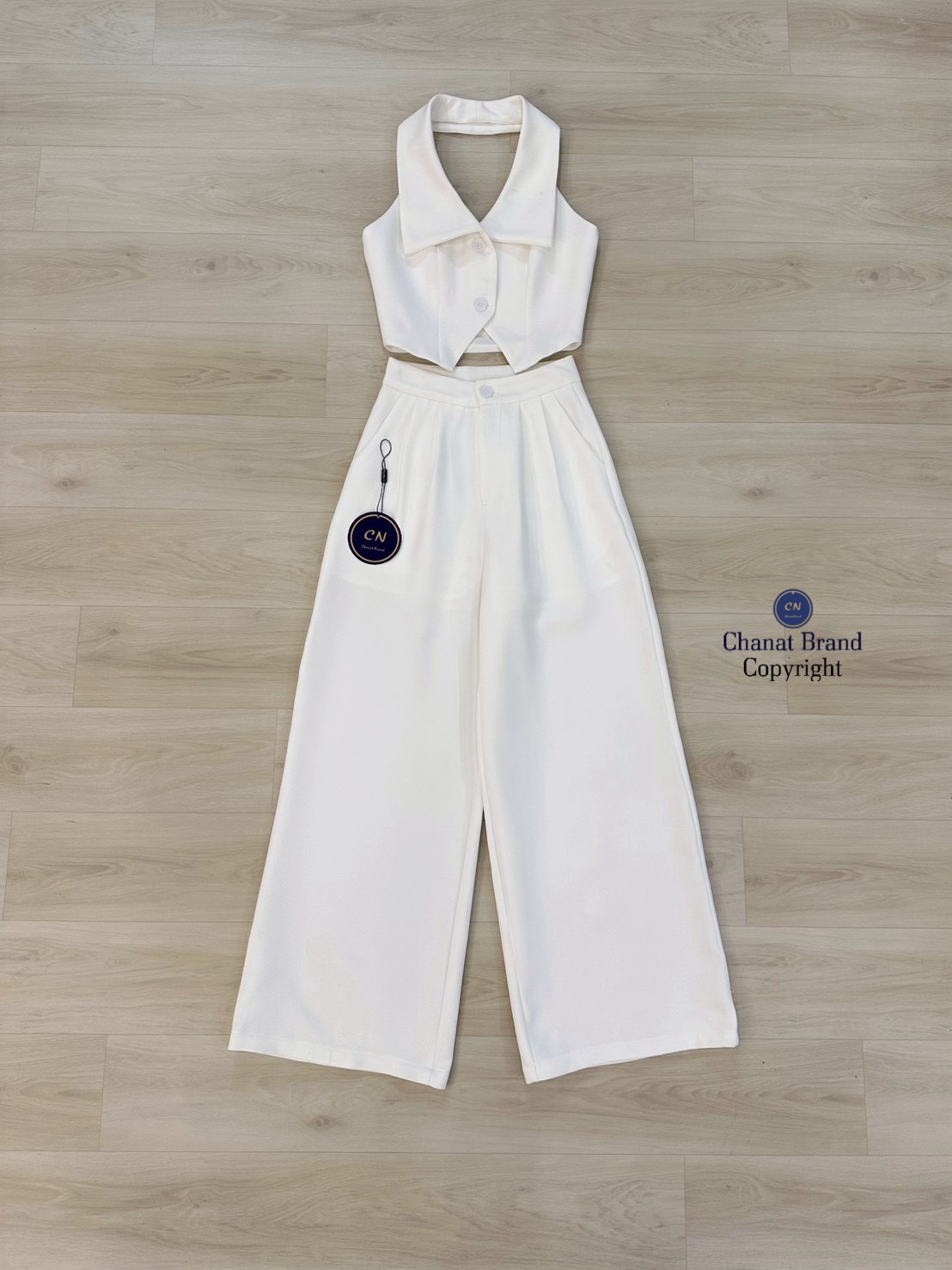 ชุดเซทแฟชั่น Set 2 ชิ้นสีขาวทั้งชุด ตัวเสื้อคล้องคอ ทรงเข้ารูปมีกระดุมหน้าใช้งานได้จริง