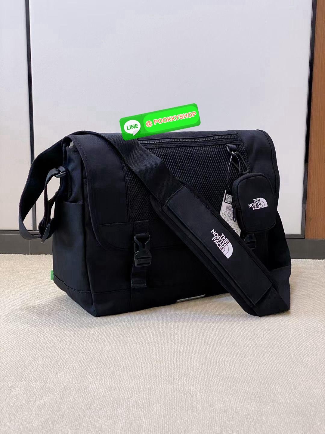 he North Face SUPER MESSENGER BAG L NN2PQ00J BLACK UNISEX 🔖กระเป๋าสะพายข้างมัลติฟังก์ชั่น! ทันสมัยและใช้งานได้หลากหลาย Item ที่ต้องมีเมื่อออกไปข้างนอก! ใช้งานได้จริงและมีสไตล์อเมริกันเทห์สุดๆ สามารถใช้ได้ทั้งผู้หญิงผู้ชาย สะพายไปทำงานไปเรียน เที่ย