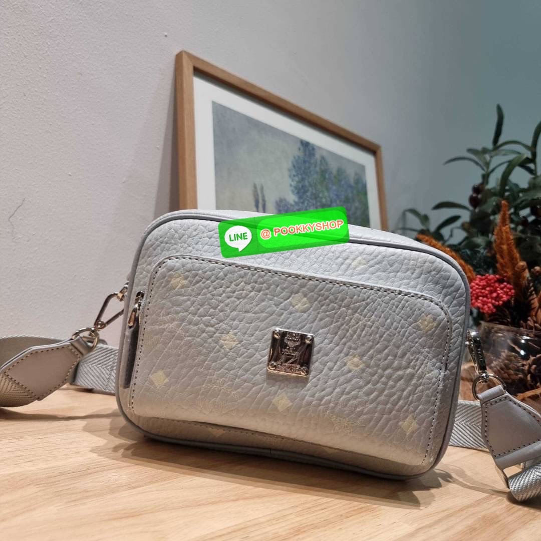 MCM KLASSIK CROSSBODY BAG สีใหม่ต้อนรับซีซั่นใหม่!! สาวกเอ็มซีเอ็มต้องมีน้า!! ใครๆเค้าก็สะพายกัน!! กระเป๋าสะพายข้างทรงครอสบอดี้ ที่ดาราใช้กันเพียบ!! รุ่นนี้หนุ่มๆสะพายหรือสาวๆก็สะพายได้น้า ขนาดกำลังดี วัสดุหนังแคนวาสคุณภาพดี มีช่องหลัก 2 ช่อง เปิด-ปิดด้วย