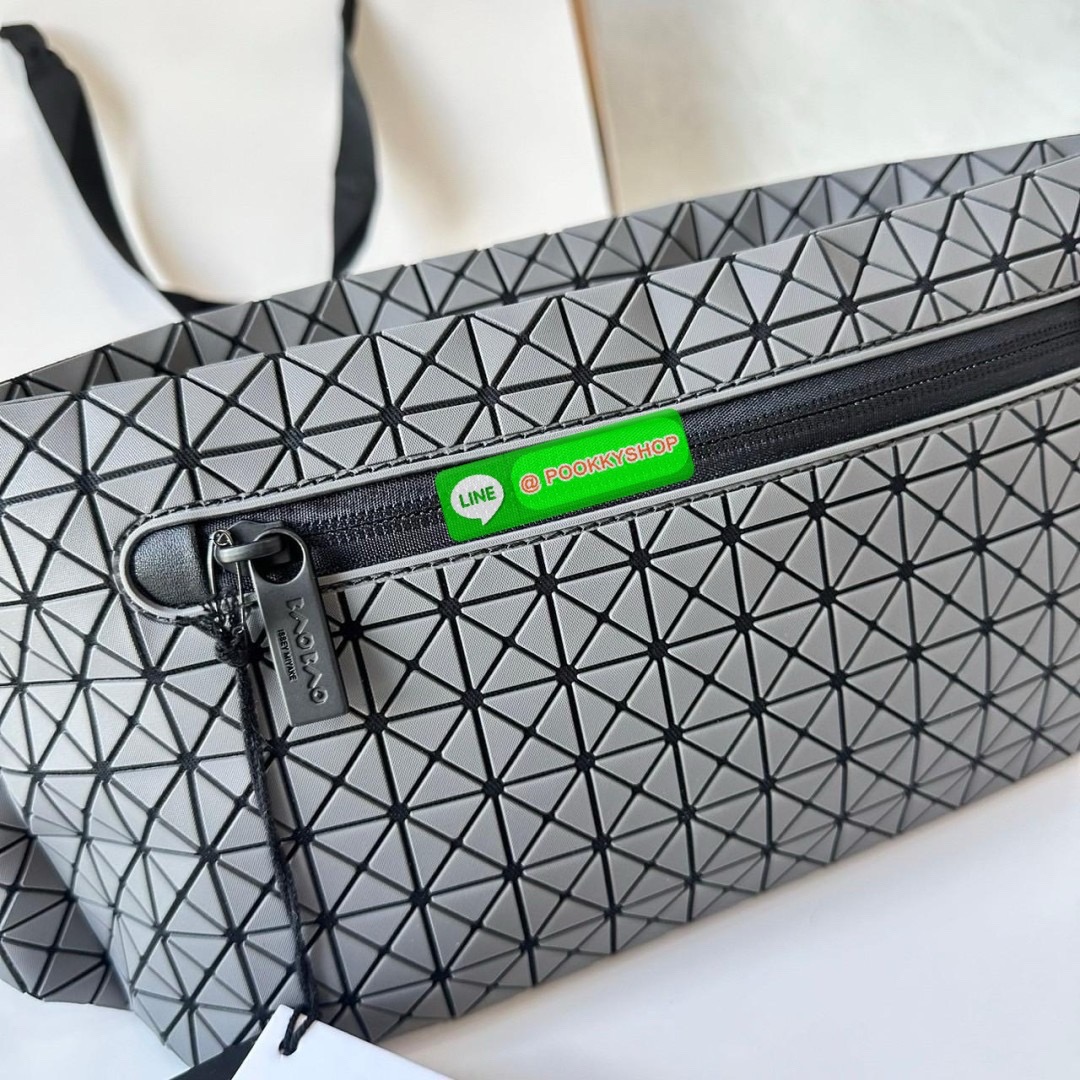 BaoBao Issey Miyake baton belt bag 🔖กระเป๋าคาดเอว/คาดอก เอกลักษณ์โดดเด่นตลอดทั้งใบ สุดเทห์ น้ำหนักเบาพกพาสะดวก 🔖วัสดุ: โพลียูรีเทนผสมหนัง 🔖เปิด-ปิดแบบซิปบน และมีช่องซิปด้านหน้า ภายในมีช่องแยกสัดส่วน 2 ช่อง ซับในผ้าไนลอน 🔖สา