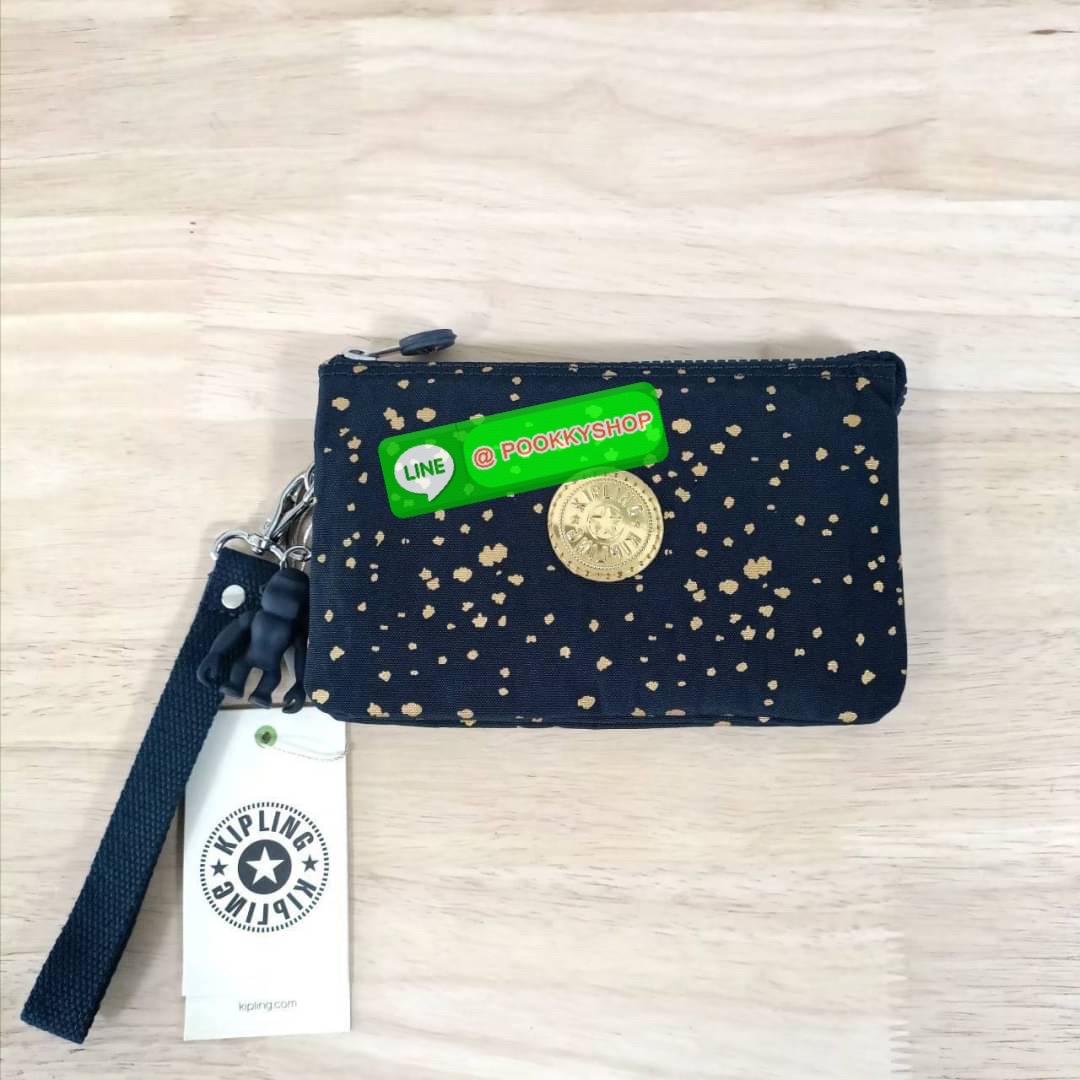 Kipling Creativity Large Pouch วัสดุ Nylon 100% กระเป๋าคล้องมือขนาดพอเหมาะ 7.25 นิ้ว พกพาสะดวก เปิด-ปิดด้วยซิปเดียวใช้งานง่าย ด้านในมีช่องกว้าง 2 ช่องและช่องซิปเล็กตรงกลางอีก 1ช่อง ใช้งานได้สะดวก สามารถใส่มือถือ 7.5 นิ้วได้ กุญแจรถ ธนบัตรได้ ล็อตนี้มาพร้อ