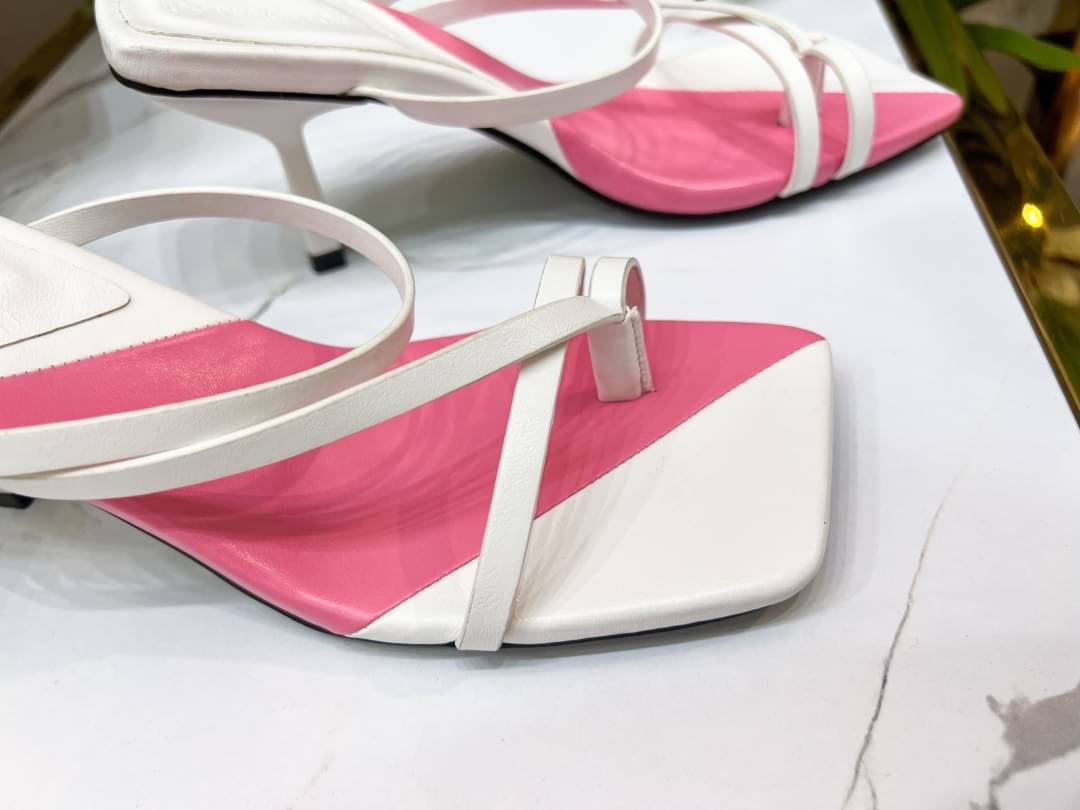 𝙉𝙀𝙒 𝙉𝙀𝙒 ‼️ รองเท้างานเกาหลี ส้นสูงคาดเส้น รุ่นนี้ความเกร๋เป็นสีทูโทน น่ารักมากๆ มีมาให้เลือก2สี สาวๆมินิมอลล์ไม่ควรพลาด พื้นนิ่มใส่สบาย แมทช์กับเสื้อผ้าง่ายเกาหลีเกาใจที่สุดค่ะ