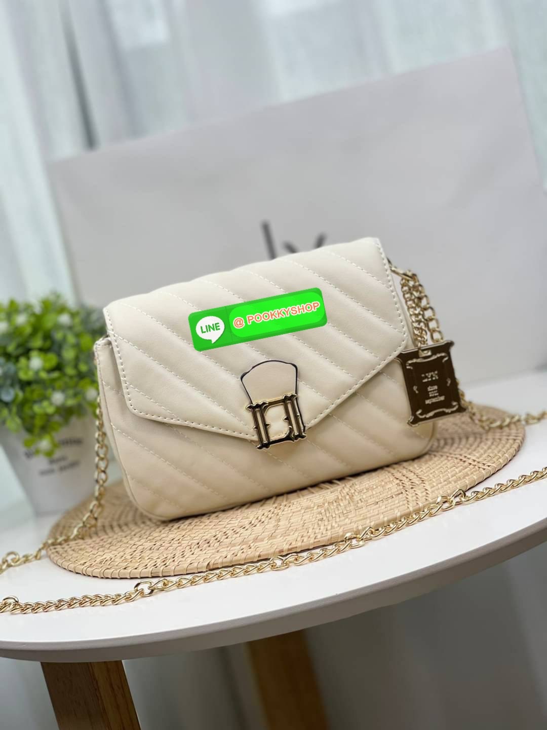 Lyn กระเป๋าทรงน่ารักปุ๊กปิ๊ก สายสะพายโซ่ทอง เปิดปิดด้วยกระดุมแม่เหล็ก ฐานกว้างใส่ของได้เยอะ