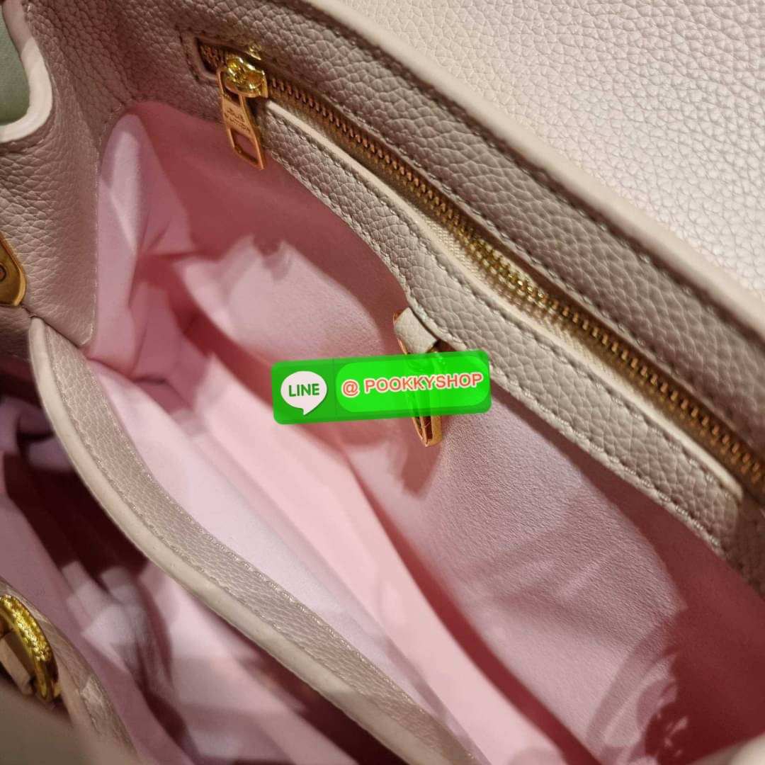 NEW IN!! LV capucines top handle วีไอพีพรีเมี่ยมกิ๊ฟจากเคาน์เตอร์ ที่สุดของความสวยในราคาเบาๆ กระเป๋าถือสุดหรู ดีไซน์ทรงคลาสสิค พร้อมลวดลายหรูหรา มาพร้อมหูจับในตัว ด้วยรูปทรงวินเทจและวัสดุหนังลูกวัว สัมผัสดี ขับผิว ทำให้ไอเท็มนี้สะกดทุกสายตาจริงๆ และยังมีล