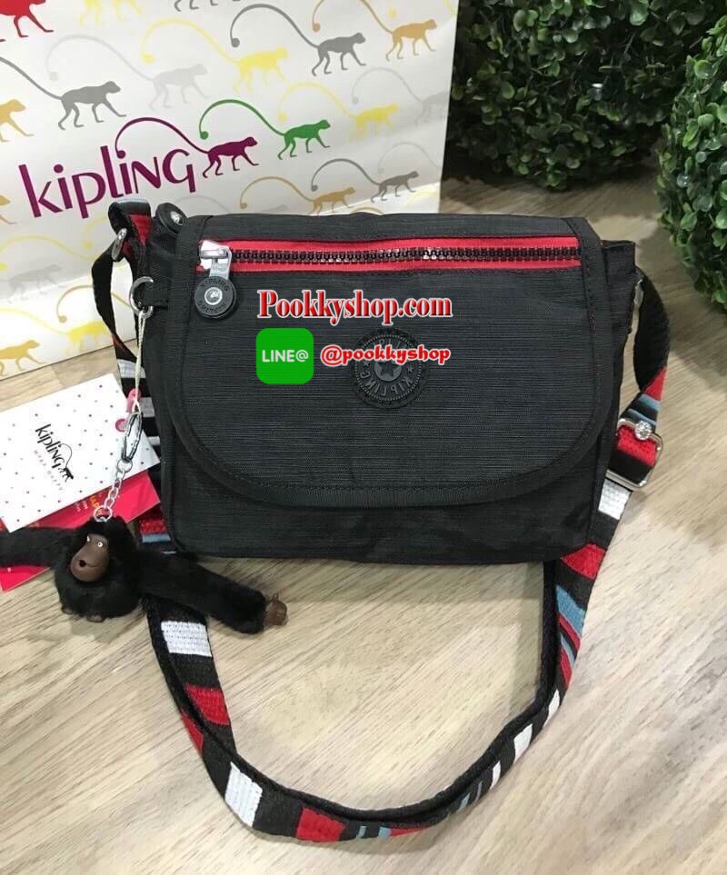 พร้อมส่ง NEW ARRIVAL! KIPLING SABIAN CROSSBODY BAG กระเป๋าสะพายรุ่นชนช็อปวัสดุ Nylon&Polyester 100% ขนาดกำลังน่ารัก เปิดปิดด้วยฝาปิดกระดุมแม่เหล็กและซิปแบรนด์ ด้านหน้ามี1ช่องซิป พร้อมพวงกุญเเจลิงน้อย ภายในมีโลโก้ ช่องซิปและสายคล้องพวงกุญแจ มีสายสะพายยาวหล