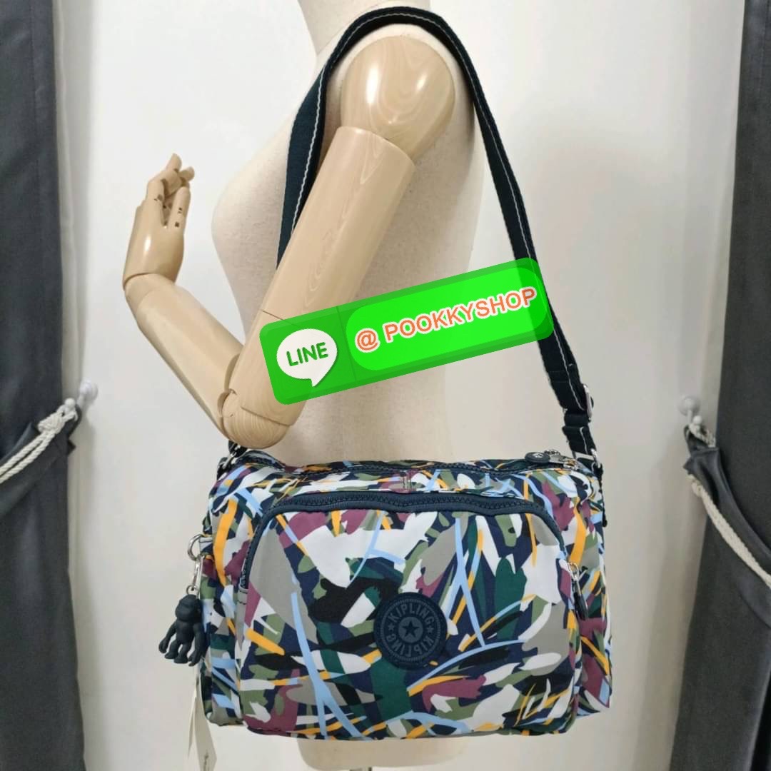 KIPLING RETH CROSSBODY BAG วัสดุ Nylon+polyester กระเป๋าสะพายข้างหรือ สะพาย Crossbody ได้ เปิด-ปิด ด้วยซิปปั๊มแบรนด์ที่หางซิป พร้อมช่องช่องหน้าแยกใส่ของใช้เล็กๆ น้อยๆ ได้ ช่องหลัก 2 ช่อง ด้านในโล่งกว้าง สามารถจุสัมภาระได้เยอะ มีช่องซิปด้านในและสายคล้องพวง