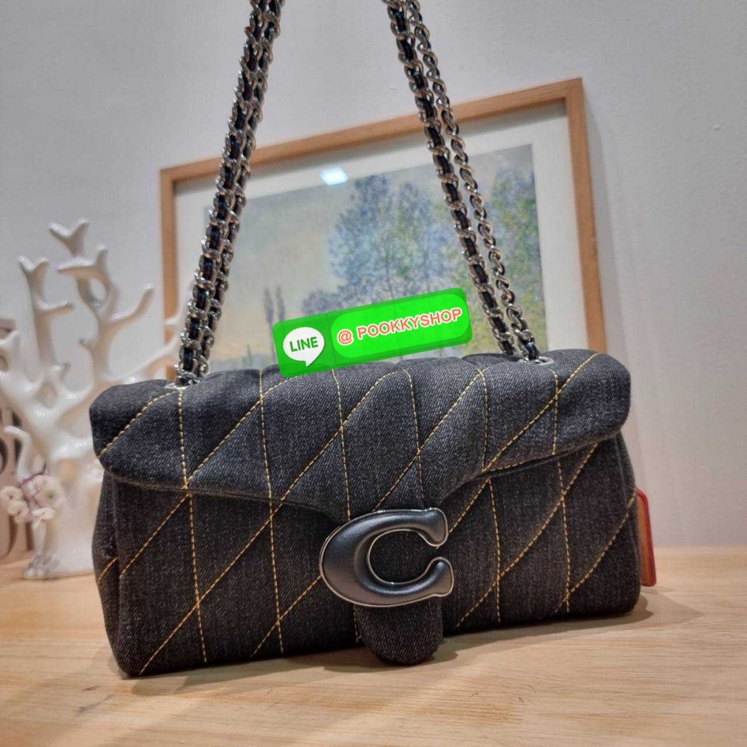 COACH CR704 TABBY SHOULDER BAG 26 WITH QUILTING 🔆 Details ไอเท็มใหม่ ตัวแม่แบบฉ่ำ สวยทำถึง! ต้อนรับซัมเมอร์ให้โดดเด่นกว่าใคร กับกระเป๋าสะพายไหล่ดีไซน์หรูหรา มีดีเทลสวยงามด้วยการเดินด้ายลวดลายตัดกับกระเป๋า เปิด-ปิดด้วยอะไหล่แบบกระดุม ภายในมีช่องเยอ