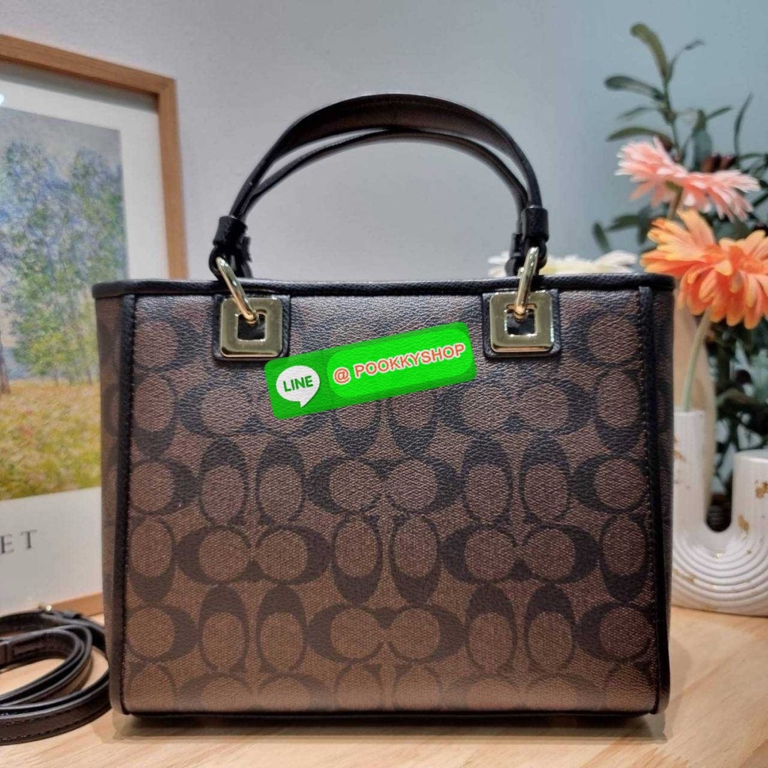 กระเป๋าถือ/สะพายรุ่นยอดนิยม ดีไซน์คงความคลาสสิค แฝงความหรูด้วยอะไหล่สีทอง หูจับในตัวสะดวกใช้งาน ปากกระเป๋ามีซิปปิดกันหล่นแน่นหนา ใต้กระเป๋ายังมีหมุดรองถนอมกระเป๋าอีกด้วย มีสายสะพายข้างให้ ถอดออกได้ ปรับได้ตามต้องการ ภายในโล่งกว้าง มีทั้งช่องซิปและช่องย่อย