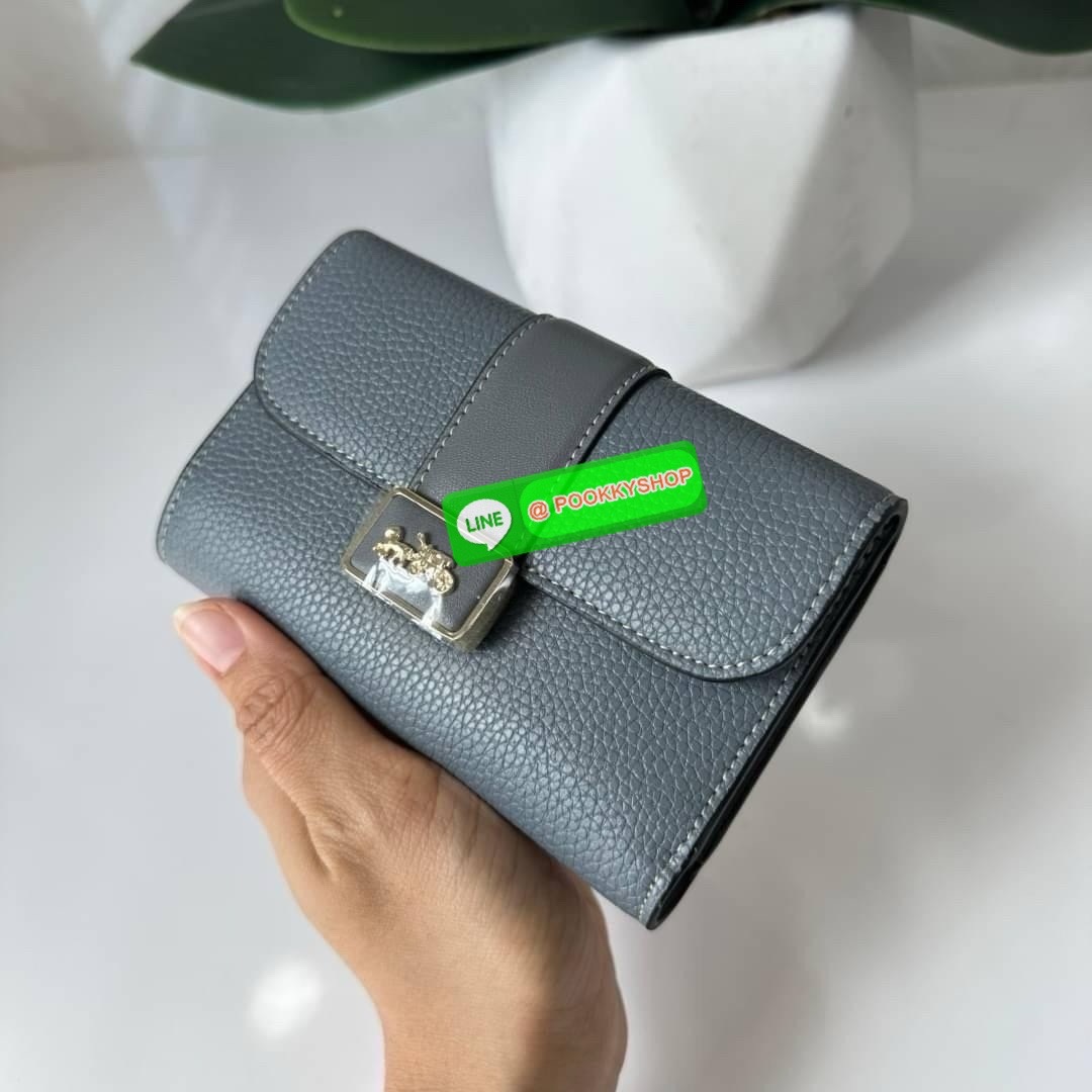 Coach Medium Grace Wallet (Cl421) 🔖กระเป๋าสุดหรูใบกลาง ขนาดกำลังดีกระทัดรัด 🔖วัสดุ : pebble leather 🔖ภายในมีช่องใบบัตรเครดิต 6 ช่อง มีช่องใส่เหรียญแยก สามารถใส่ธนบัตรแบงค์พันได้คะ