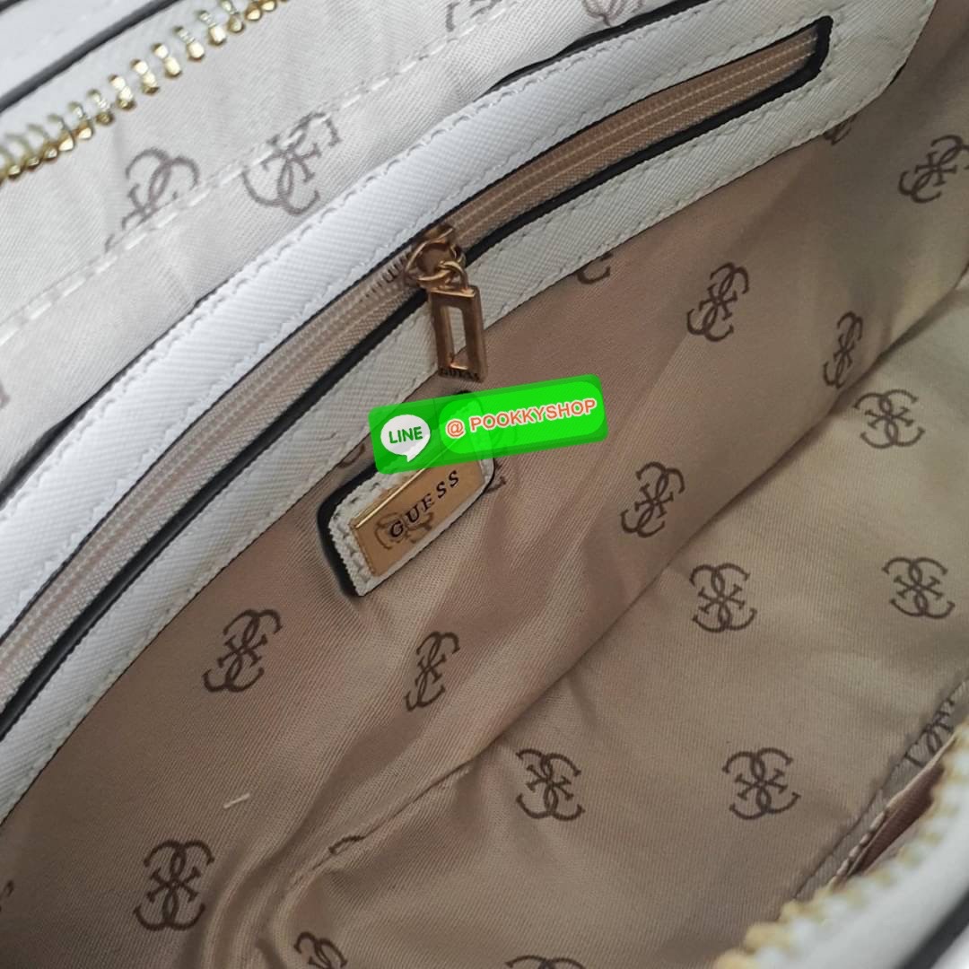 รุ่นใหม่ล่าสุด! GUESS ALEXIE TOP ZIP SHOULDER BAG กระเป๋าทรงยอดฮิต ซื้อ1ได้ถึง2ไอเท็ม วัสดุตัวหนังลาย SAFFIANO สวยหรู เปิดปิดด้วยซิปยาว ด้านในใส่กระเป๋าสตางค์ยาว มือถือได้ทุกรุ่น พร้อมช่องซิปและช่องใส่บัตรแยกให้ เพิ่มความน่ารักด้วย กระเป๋าใส่เหรียญใบเล็กท