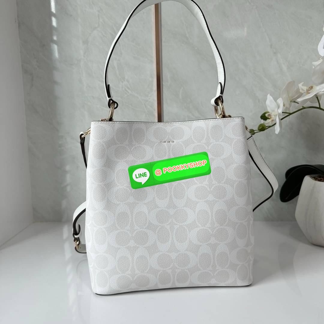 COACH TOWN BUCKET BAG IN SIGNATURE CANVAS (COACH 91512) 🔖 กระเป๋าสะพาย/ถือบัคเกต รุ่นคลาสสิคตลอดกาลไม่เอ้าท์ 🔖วัสดุ: แคนวาส ตัดหนังแท้ 🔖เปิด-ปิด กระเป๋าด้วยกระดุมแม่เหล็ก ภายในช่องโล่ง มีช่องซิปแบ่งตรงกลาง แยกเก็บของได้อย่างเป็นสัด