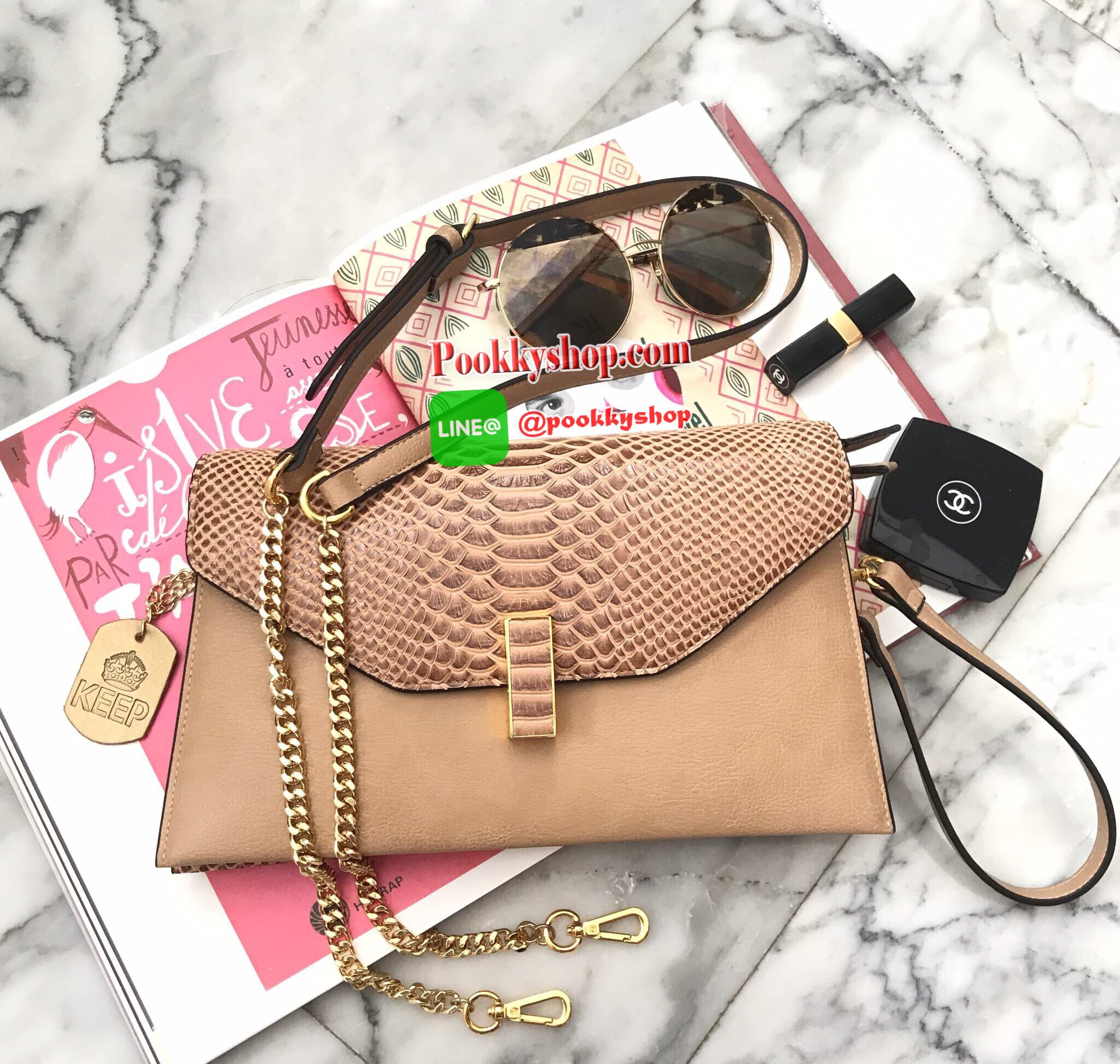 ใหม่ล่าสุด !!KEEP Clutch bag with strap กระเป๋าสะพาย งานหนังลายสวยมาก รับประกันคะ ปรับเก็บสายถือเป็น clutch bag ได้คะ มีสายคล้องข้อมือ อะไหล่ทอง ขนาดกะทัดรัด พร้อมช่อง ใส่ของ 3 ช่องใหญ่ มีซิปปิดปากกระเป๋าอย่างดี ใส่กระเป๋าตังค์ มือถือ iphone 6 plus ได้คะ