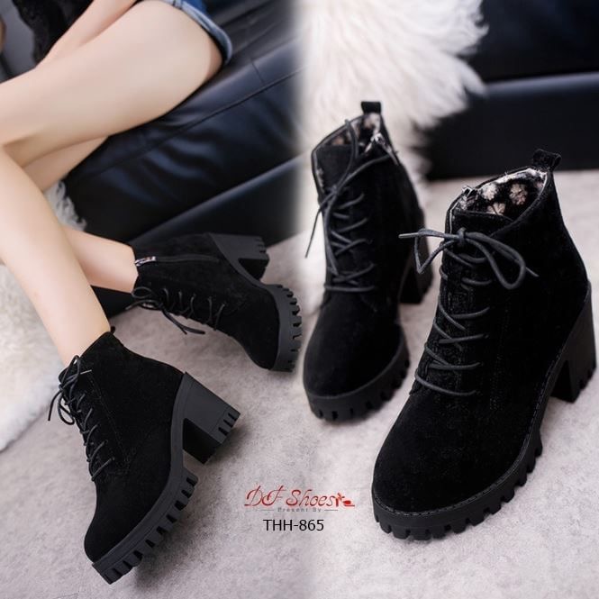สินค้าพร้อมส่ง รองเท้าบูทส้นสูงนำเข้า วัสดุหนังกลับ ด้านในบุขนนุ่มๆ ส้นตัน มีแถบซิปด้านข้าง สวมใส่ง่าย สาวๆที่มีแพลนเที่ยวไม่ควรพลาด งานสวย ราคานี้คุ้มมากๆจ้า รีบจับจองกันน้าจ๊ะ