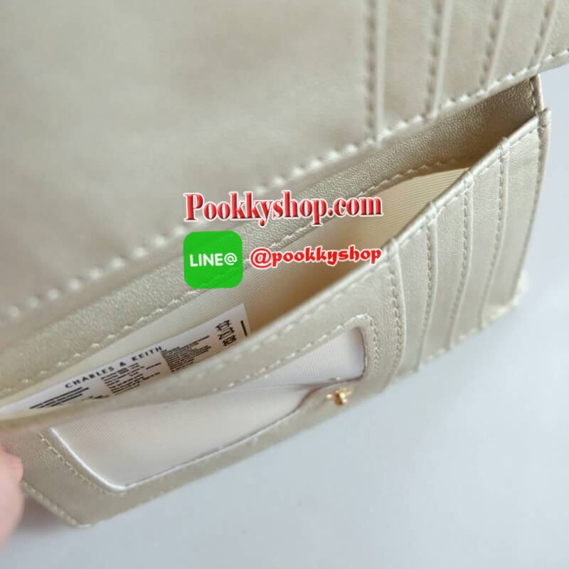 New!! Charles & Keith Front Flap Detail Wallet ด้านหน้าแต่งโลหะเหล็ก ปั๊มโลโก้แบรนด์ เปิด - ปิดด้วยกระดุมแม่เหล็ก ด้านในมีช่องใส่บัตร ช่องใส่รูป ช่องใส่ธนบัตร 2 ช่อง และช่องซิปใส่เหรียญ