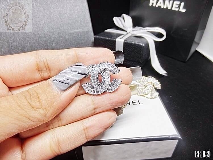 ต่างหู โลโก้ cc ขนาดใหญ่ ชั้นในเป็นเพชรกลมชั้นนอกเป็นเพชรเหลี่ยมคุชชั่นไซร์เล็กเรียงขึ้นไฟสุดๆ