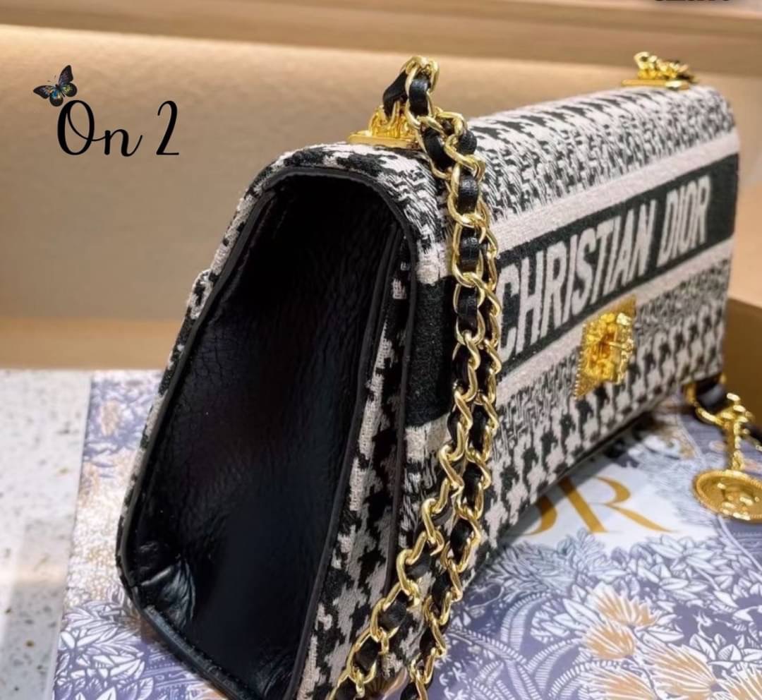 Dior bag กระเป๋าสะพาย Dior ผ้าทอลายดิออ แต่งอะไหล่สีทองสวยมากค่ะ ปั๊มทุกจุด มาพร้อมสายสะพายยาวcross body ได้ค่ะ