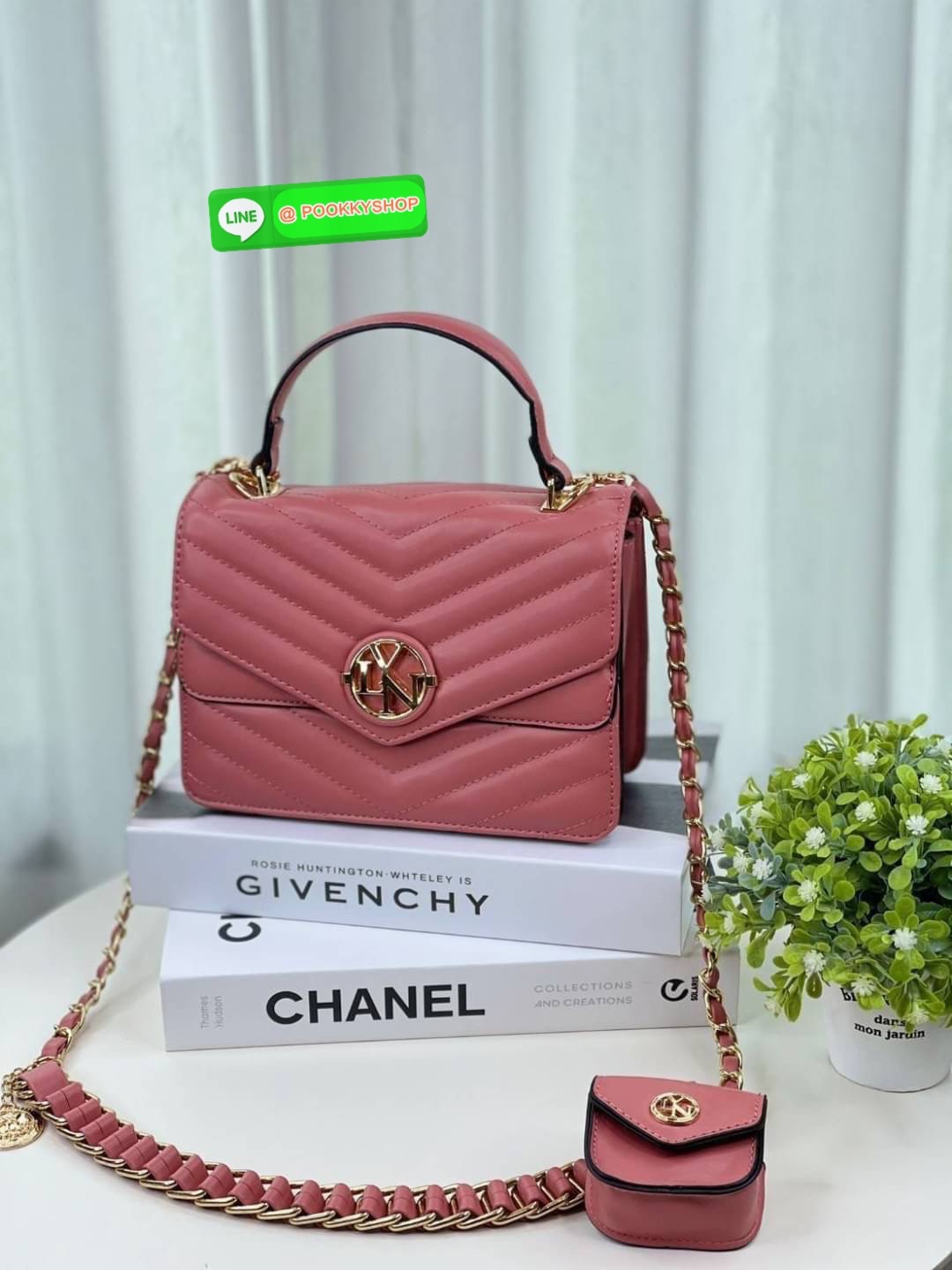 Lyn คอลใหม่ สายสะพายยาว สามารถถอดออกได้ ด้านในแบ่งเป็น 2 ช่องใช้งาน ฝากระเป๋าเปิดปิดด้วยกระดุมแม่เหล็ก