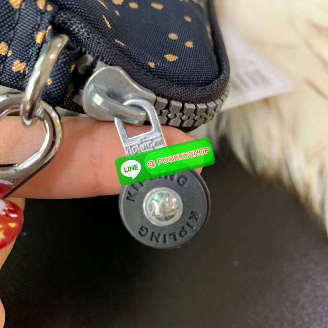 KIPLING 3 Monkey program Seoul up clutch & sling bag กระเป๋าคล้องมือ หรือ สะพายข้าง ขนาดเล็ก วัสดุ Nylon & Polyester 100% ใช้งานได้ 2 รูปแบบ มีสายสลับเปลี่ยนได้ทั้งแบบคล้องมือหรือสะพายข้าง เปิด-ปิดด้วยซิป ช่องหลักโล่ง มีช่องใส่บัตรด้านข้าง 6 ช่อง และช่องด