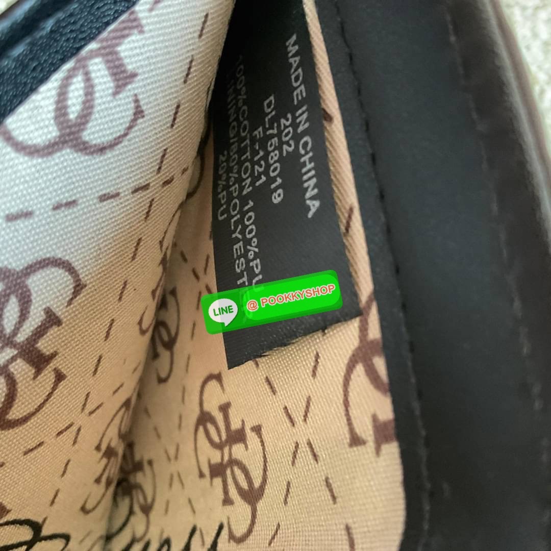 รุ่นใหม่ล่าสุด! GUESS SHORT WALLET กระเป๋าสตางค์ใบสั้นสองตอน วัสดุตัวหนังลายสวยหรูพิมพ์ลายทั้งใบ เปิดปิดด้วยกระดุม ด้านในบุผ้าปั้มแบรนด์มีช่องใส่รูป และใส่บัตรได้อีกหลายช่อง มาพร้อมช่องใส่ธนบัตรหนึ่งช่อง สวยคุ้ม สไตล์มินิ สำหรับคนไม่ชอบพกเงินเยอะ แนะนำใบน