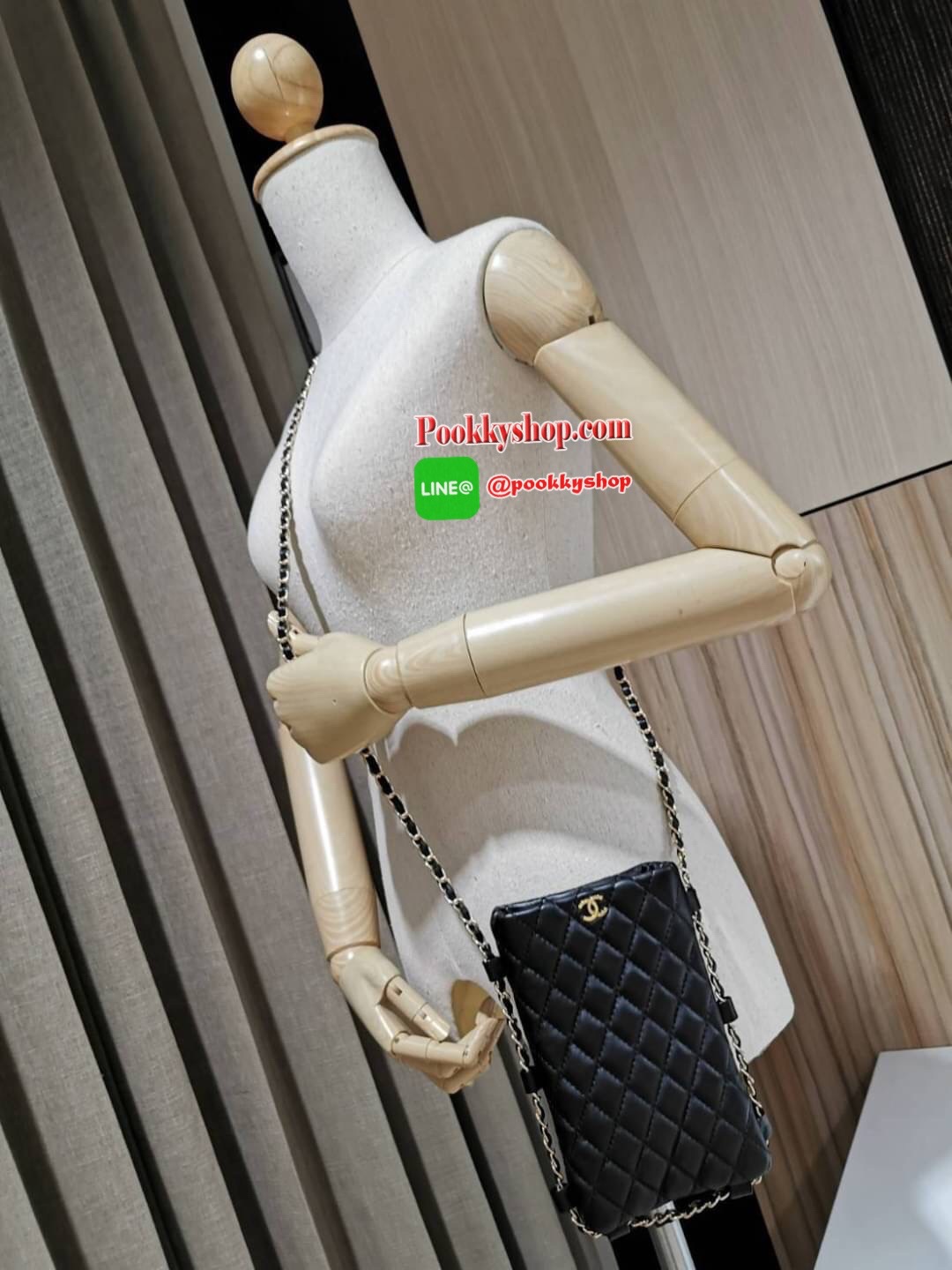 Don't Miss! Chanel Clutch Bag With Chain VIP Gift With Purchase (GWP) Limited พรีเมี่ยมกิ้ฟทรงเหลี่ยมขนาดกำลังดีวัสดุหนังนิ่มเดินเส้นลายตารางสวยอยู่ทรง เปิดปิดด้วยกระดุมแม่เหล็ก ด้านหน้าประดับโลโก้แบรนด์แต่งด้วยสายโซ่ร้อยหนัง ภายในโล่ง ใส่ iphone มือ
